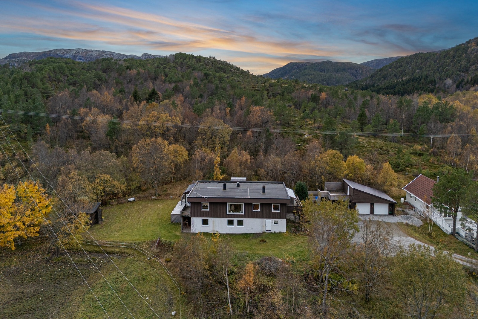 I området har man flere dagligvarebutikker, barnehager og skoler. Galleribilde