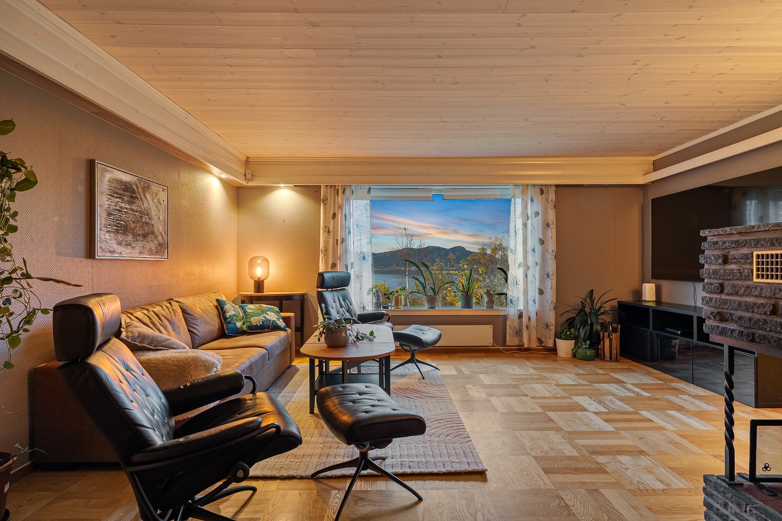 Stua er av romslig størrelse og har god plass for en romslig sofa og tv-seksjon. Galleribilde