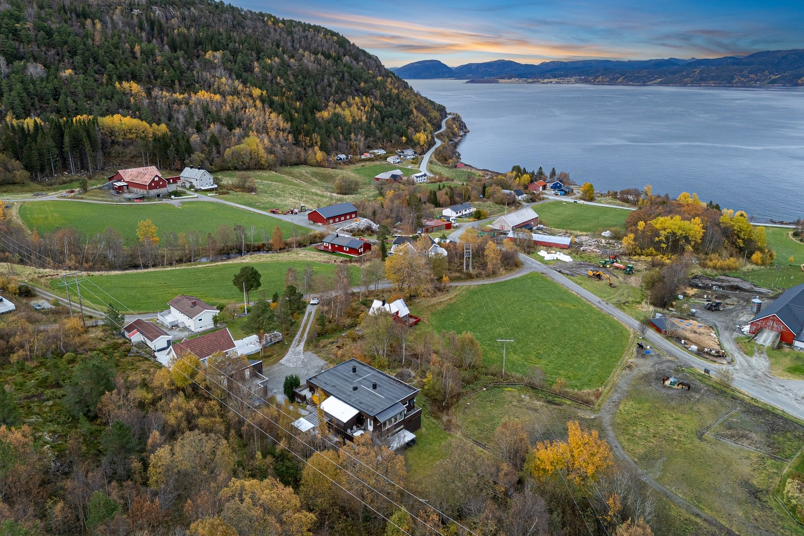 40 minutters kjøring til Orkanger, samt 1 time og 15 minutter til Trondheim gjør at man har alt en trenger lett tilgjengelig. Galleribilde