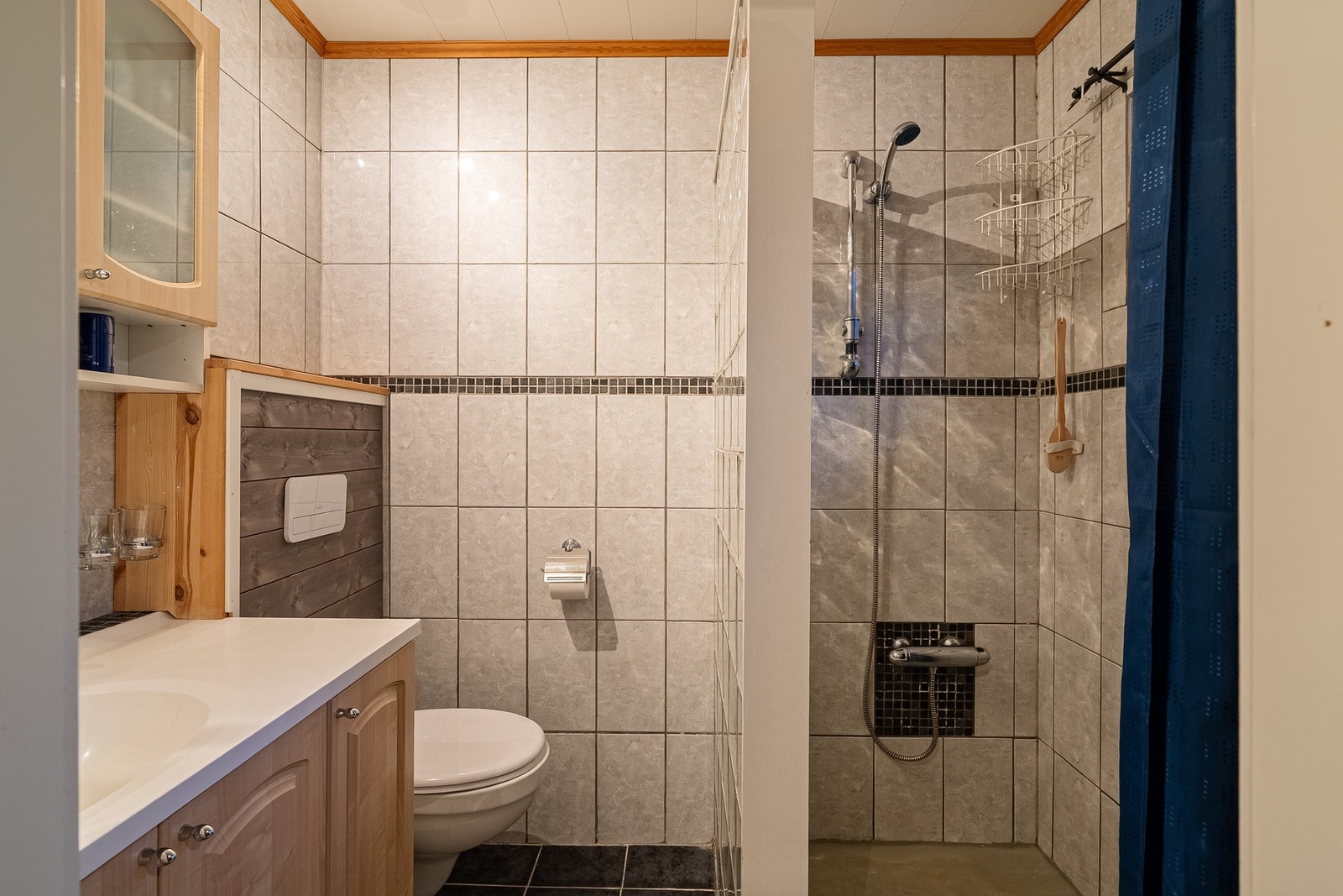 Badet i hovedetasjen måler 3,5 kvm og har mekanisk avtrekk. Galleribilde