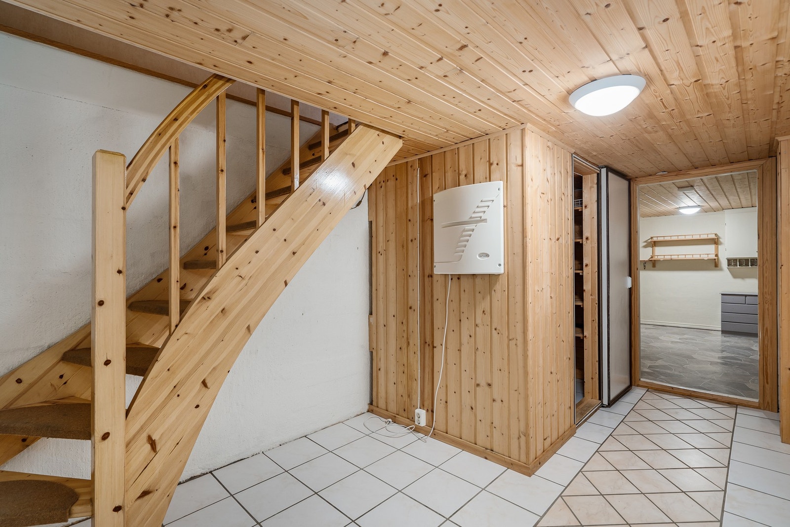 Kjellernedgang. Gang, kjølerom og kjellerrom. Galleribilde