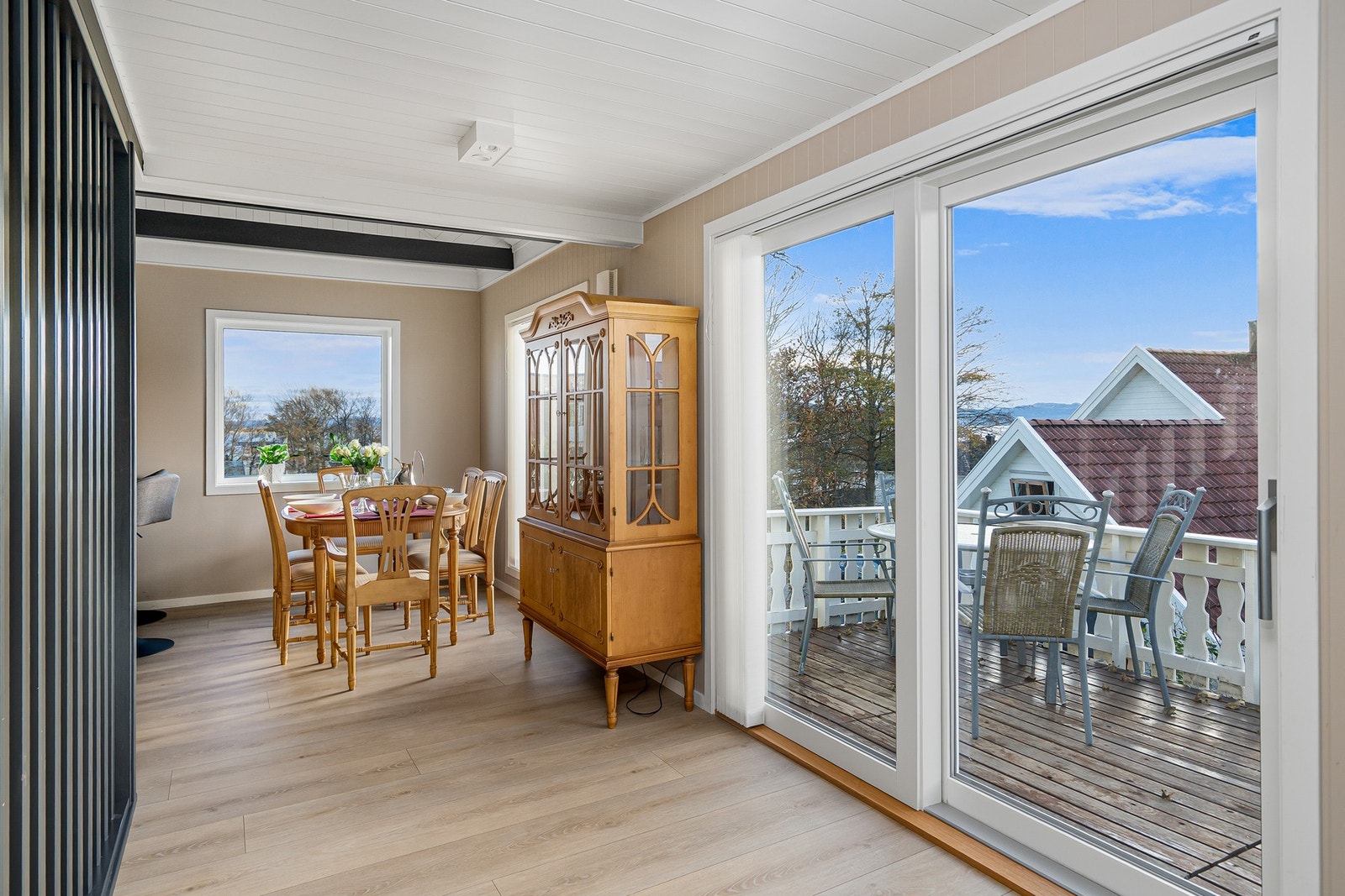 Stor heve-skyvedør ut til balkong. Galleribilde