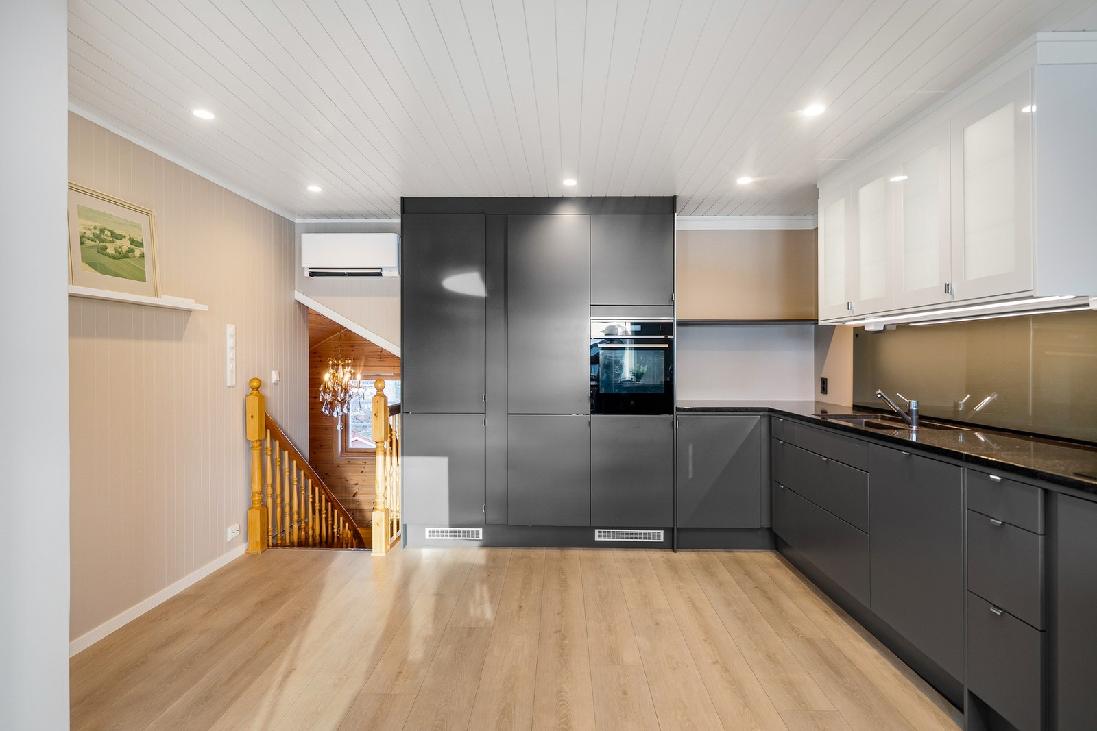 Kjøkken. Dette var tidligere ned i 1.etasje, men er nå flyttet opp til 2.etasje. Galleribilde