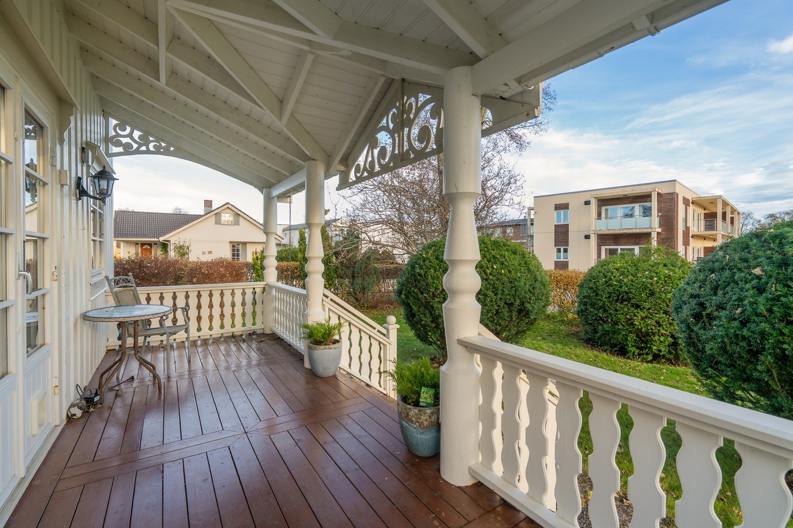 Overbygd veranda. Her kan man sitte å nyte en kopp kaffe. Galleribilde