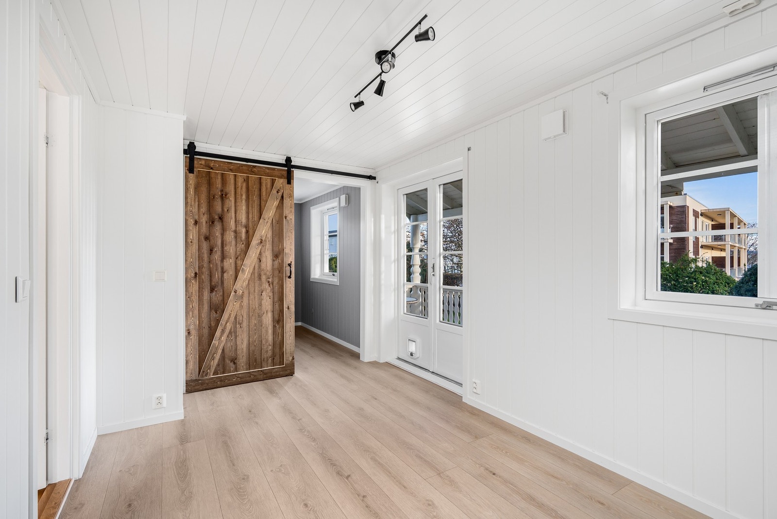 Hovedsoverom med inngang til walk-in-closet. Og utgang til veranda og hage. Galleribilde