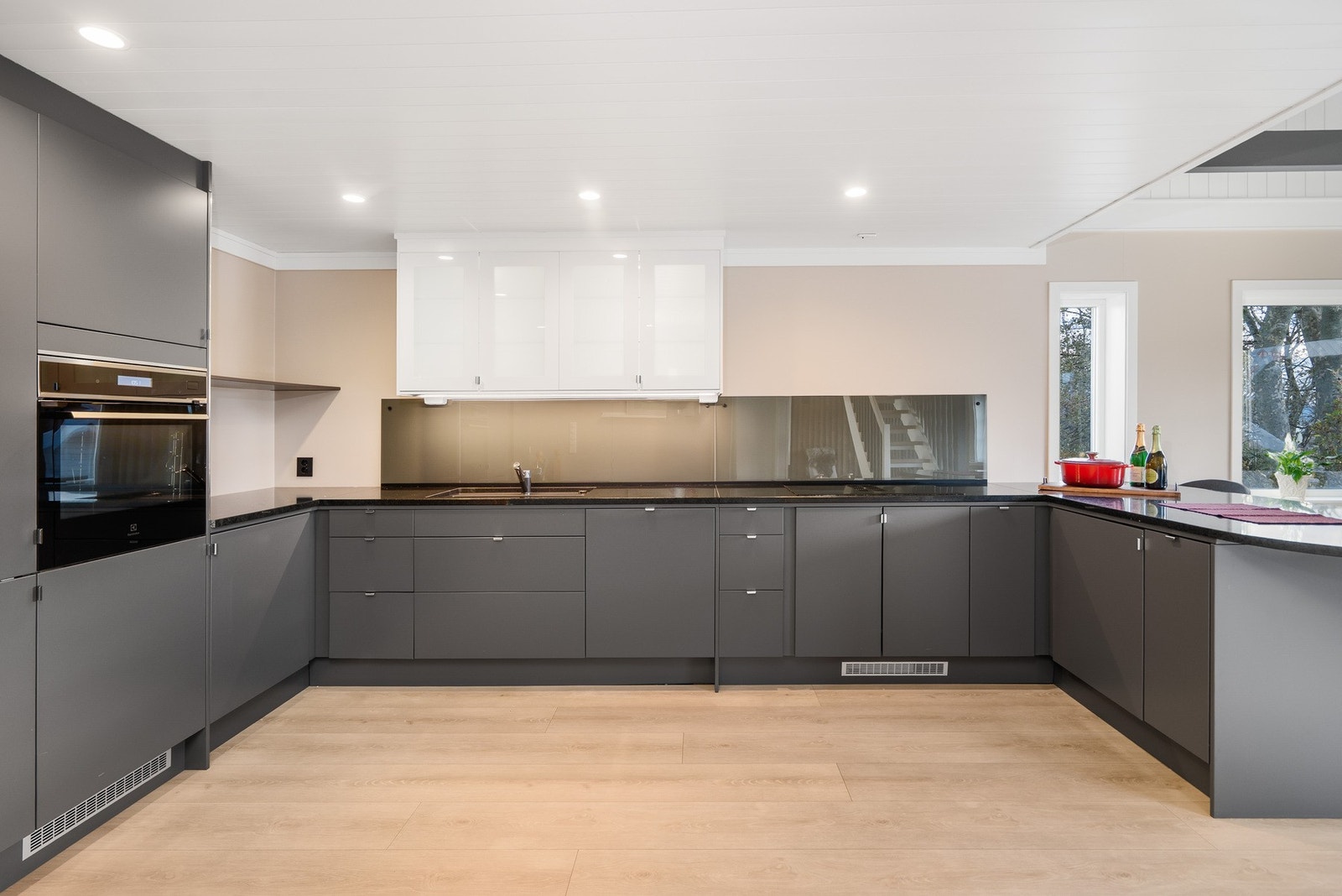 Stilrent og moderne kjøkken. Galleribilde