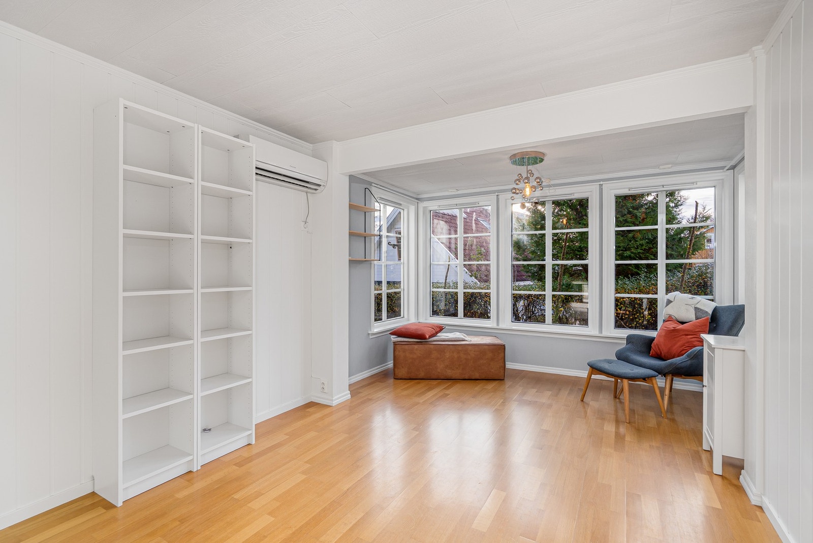 Stue, 1.etasje. Store vindusflater gir godt med naturlig lys inn i rommet. Galleribilde