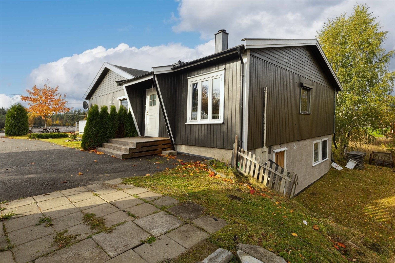 Fasaden med delvis overbygget inngangsparti og inngang til kjelleretasjen. Galleribilde