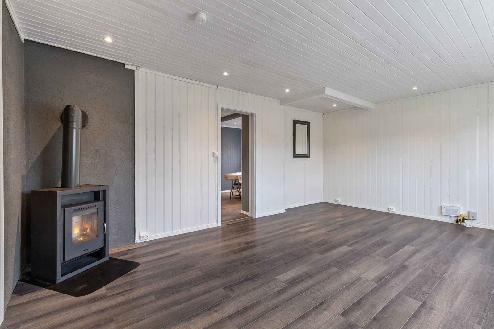 I stuen er det en peisovn og opplegg for fiber. Sikringsskapet er innmontert på vegg, mot kjøkkenet, og er skjult med et speil. Dimbare downlights i himling. Galleribilde
