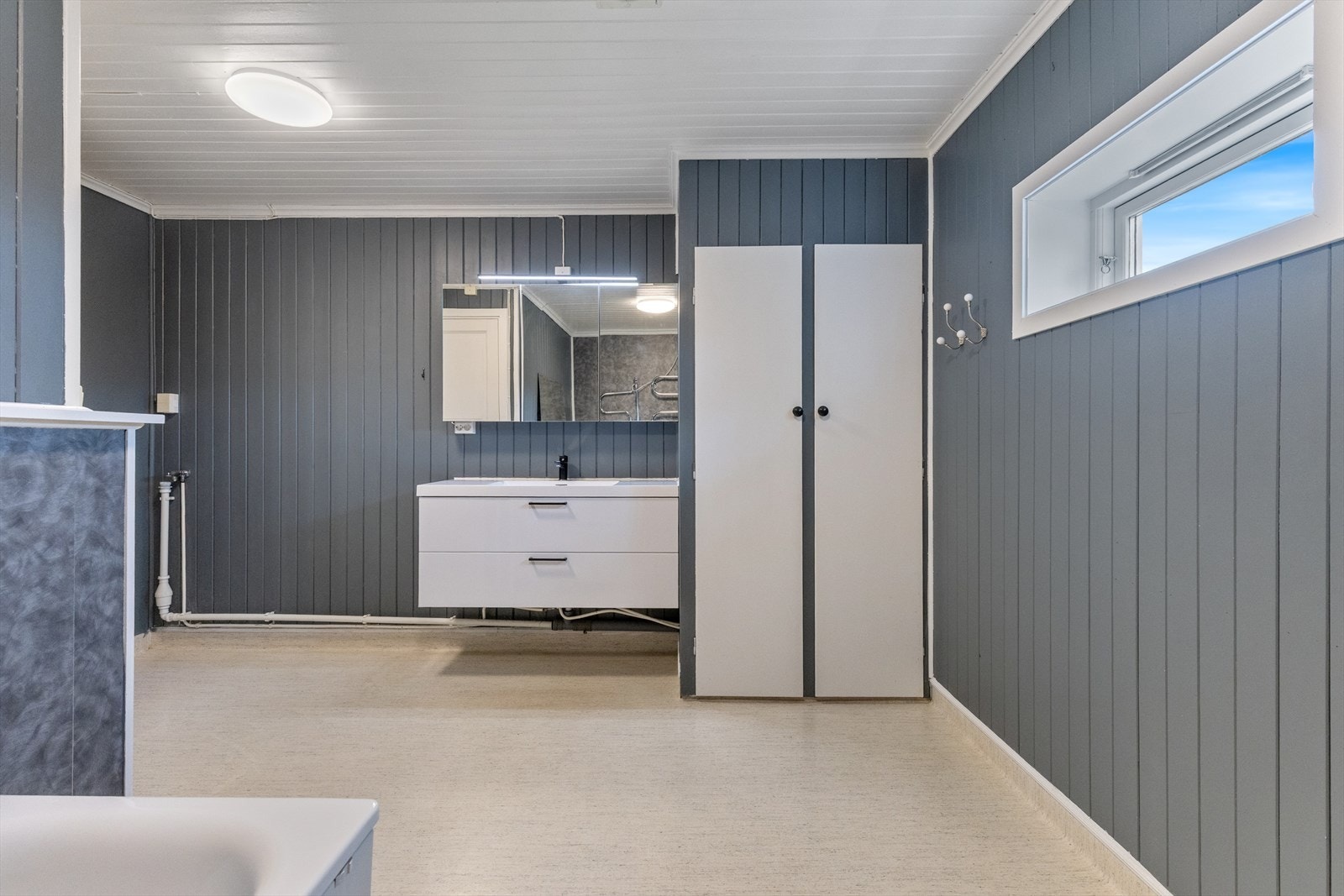 Badet ble pusset opp i 2024 og har bl.a. termostatstyrt varme i gulv. Galleribilde