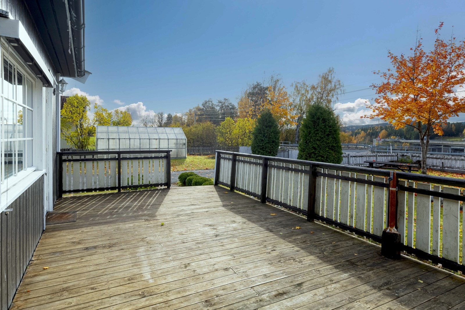 Terrassen har tilkomst fra stuen og hagen, her med utsyn mot sørvest. Galleribilde