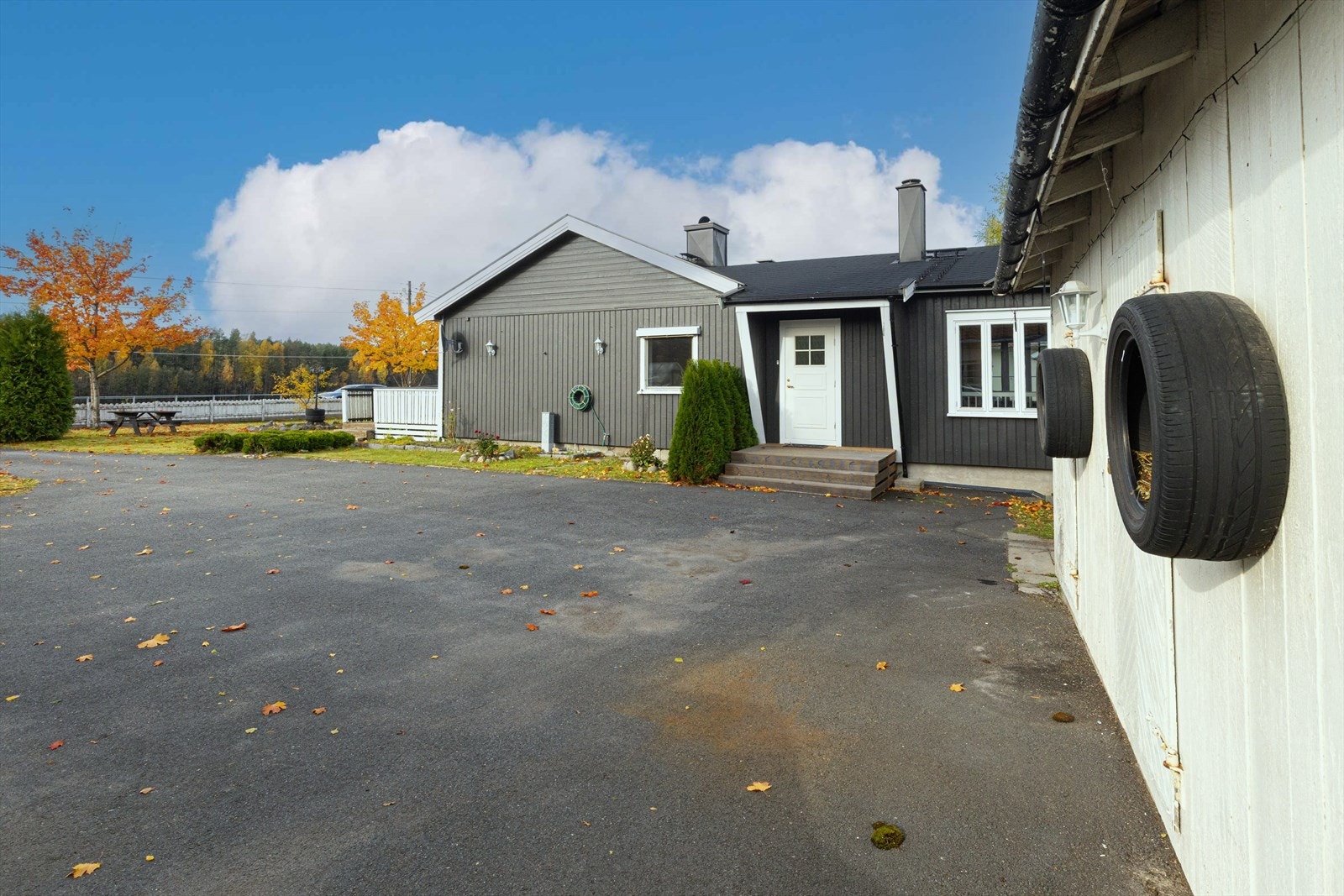 Frittstående uthus med diverse boder og carport med uttak for strøm. Galleribilde