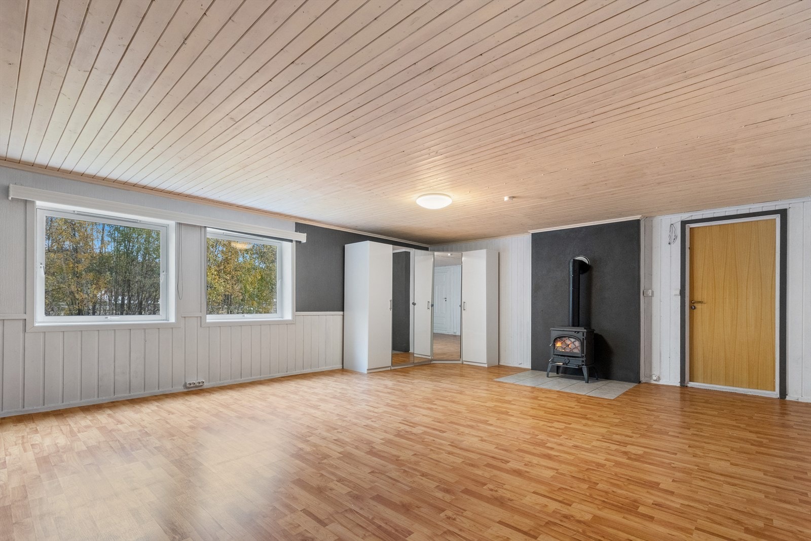 Kjellerstuen er romslig og har tilkomst fra trappegang i kjeller med egen utgang, og adkomst til et romslig bad. Galleribilde