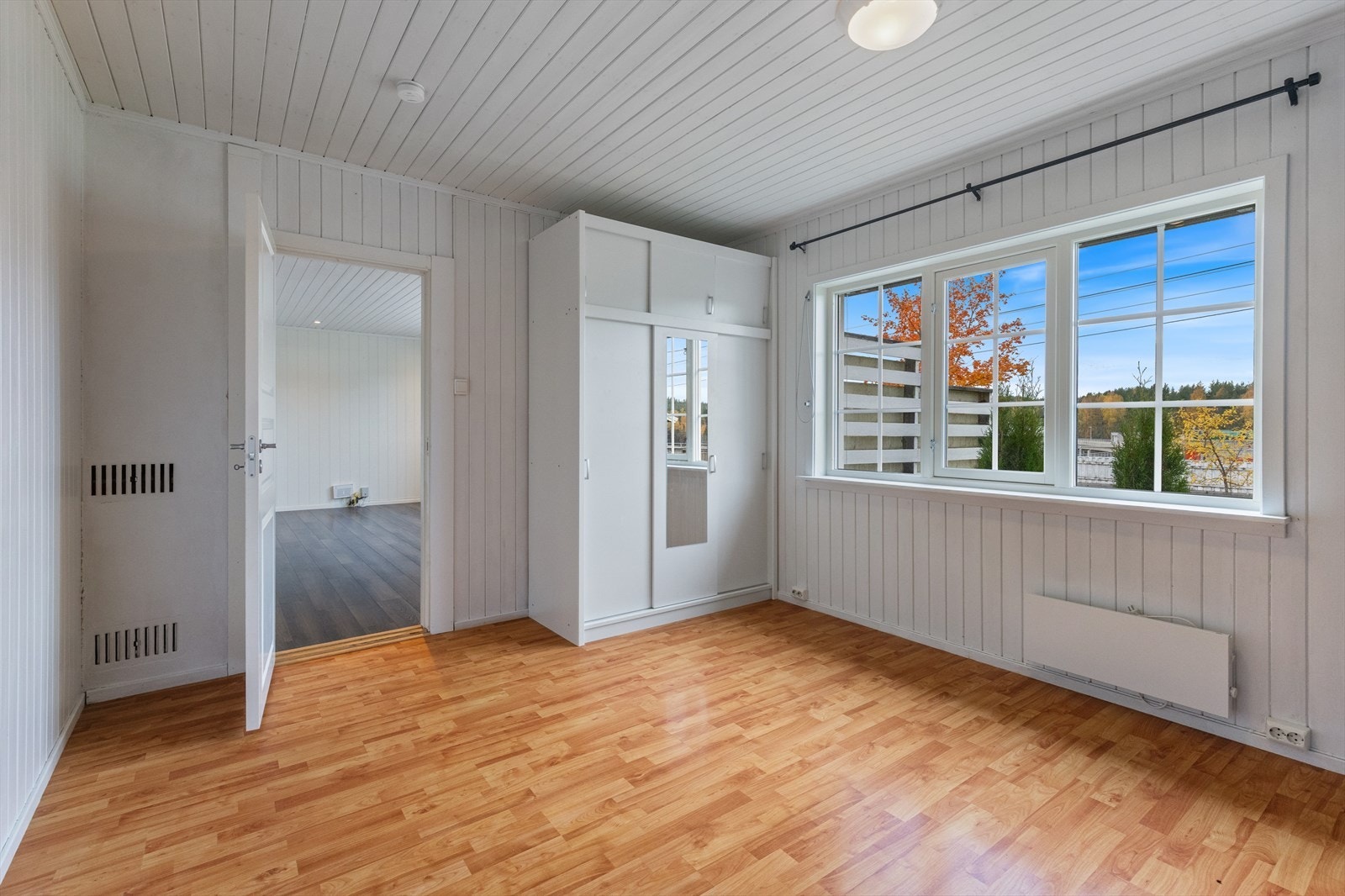 Soverom 1 har adkomst fra stuen og var tidligere en del av stuen, rommet er lyst og luftig med 3 vestvendte vinduer med utsyn mot terrassen og hagen. Galleribilde