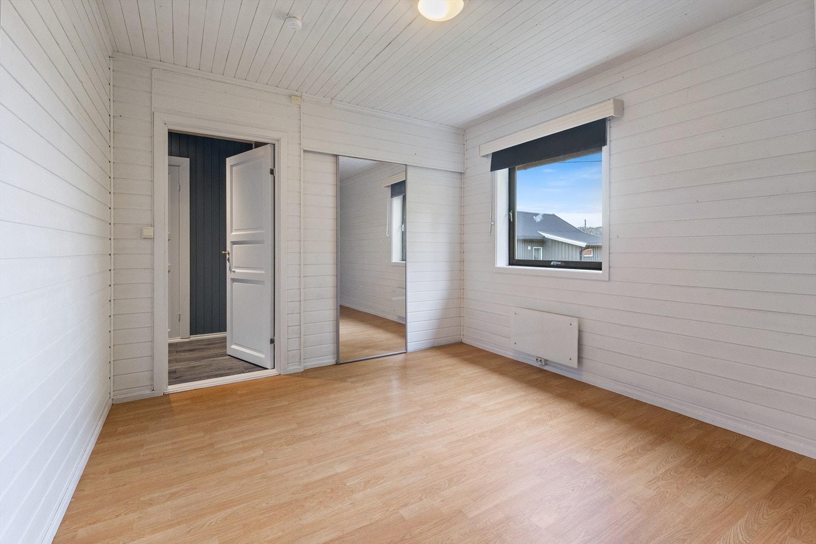 Soverom 3 er beliggende i enden av gangen og har en romslig plassbygget walk in closet med skyvedør, og nordvendt vindu rullegardin. Galleribilde