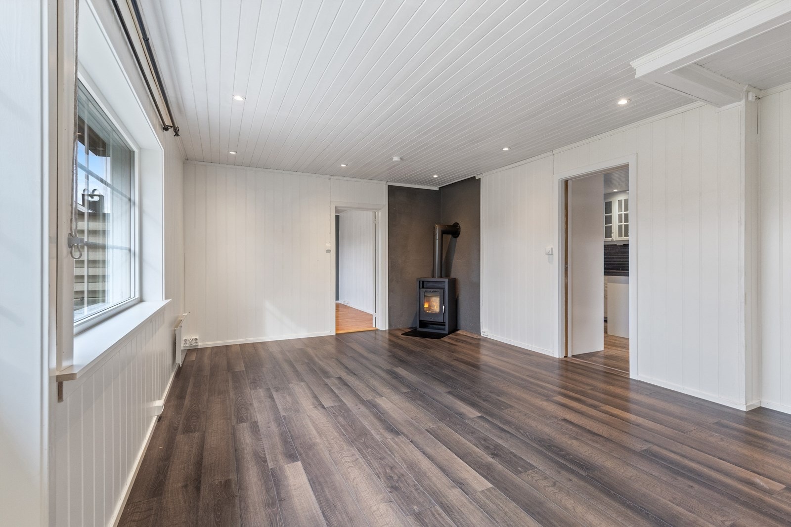 Stuen har adkomst fra kjøkkenet med skyvedør og har utgang til terrassen og hagen. Galleribilde