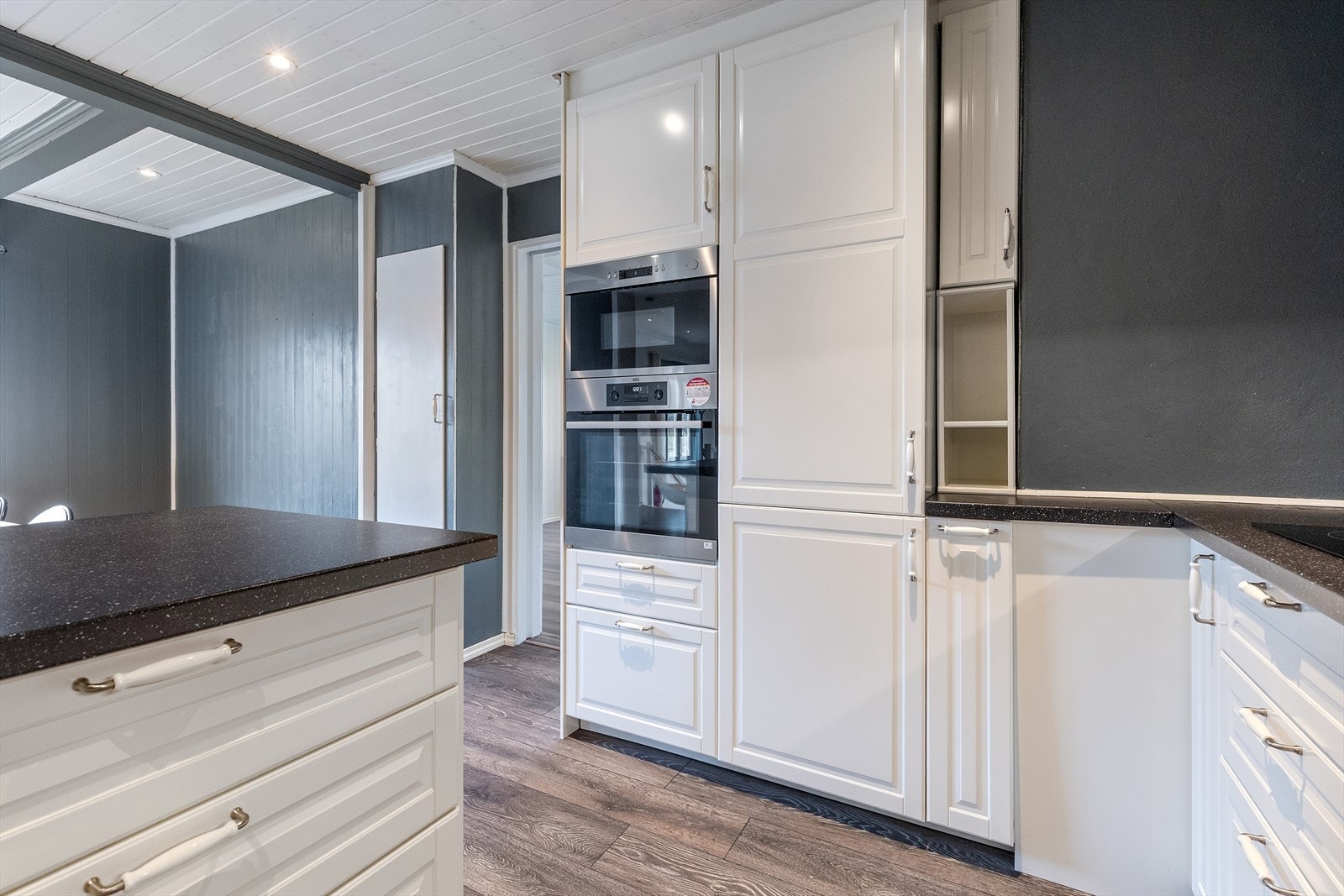 Kjøkkenet har integrerte hvitevarer med platetopp med skråstilt ventilator over, mikro- og stekeovn montert i høyskap, kombiskap med kjøl- og frysedel og oppvaskmaskin. Galleribilde