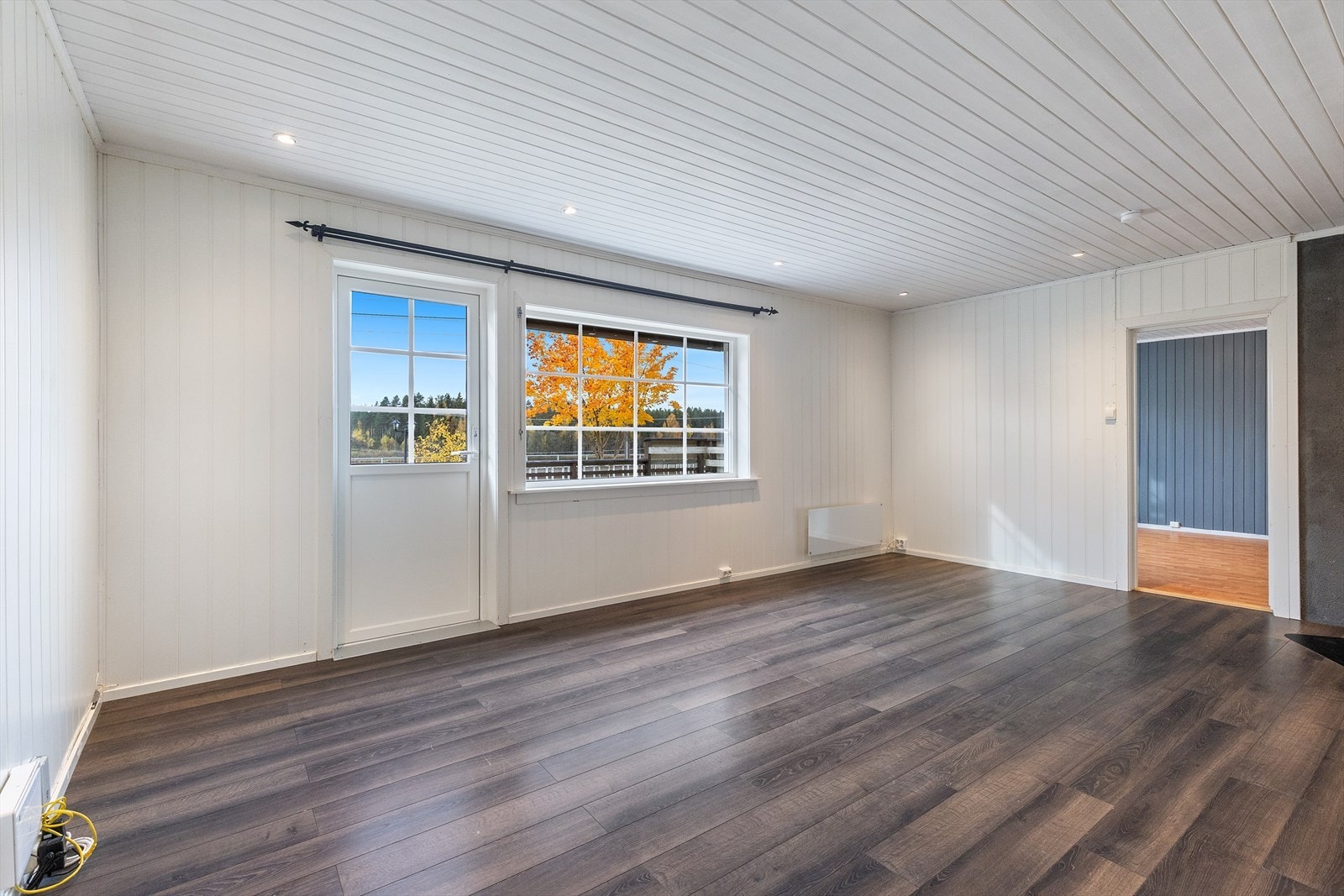 Stuen er lys og trivelig med tilkomst til soverom 1 og har vestvendte vindusflater med et fint utsyn mot hagen, Glomma og nærområdet. Galleribilde