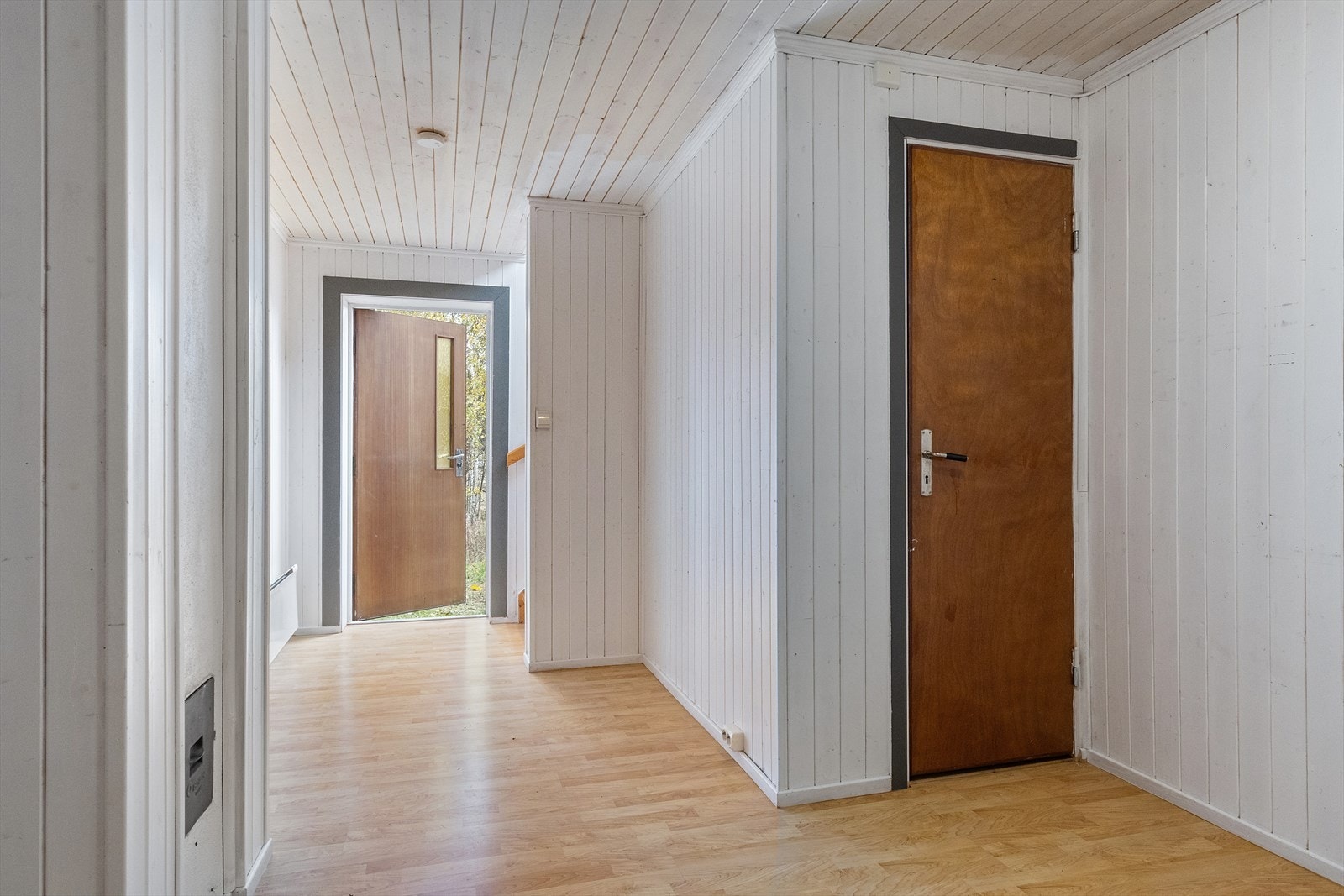 Gangen i kjelleretasjen har også en egen inngang og en trappebod. Galleribilde