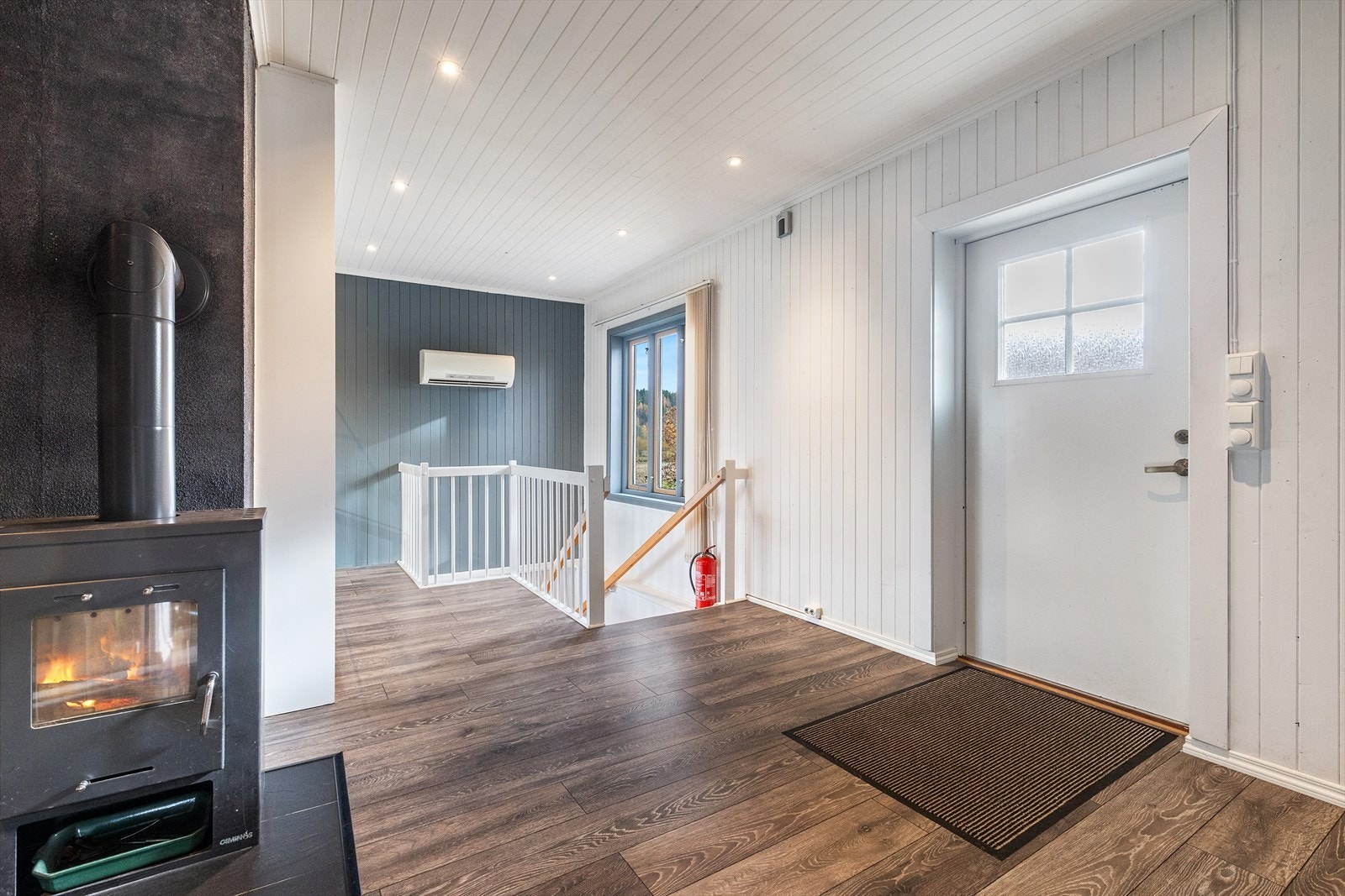 i gang/entré er det lakkert heltretrapp med malt rekkverk i 1. etasje mot trappeutsparing ned til kjelleretasjen. Ny ytterdør i 2024 og dimbare downlights i himling. Galleribilde