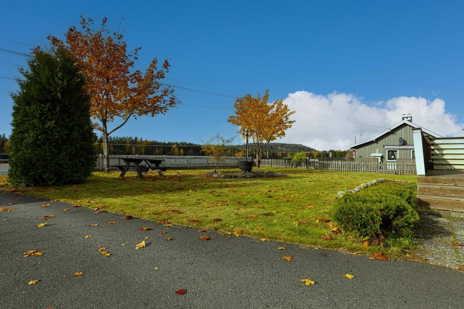 Eiendommen med utsyn mot Glomma, avgrenset med gjerde mot RV2 og det er ca. 100 m. til busstopp, Skjefstadfossen øst. Galleribilde