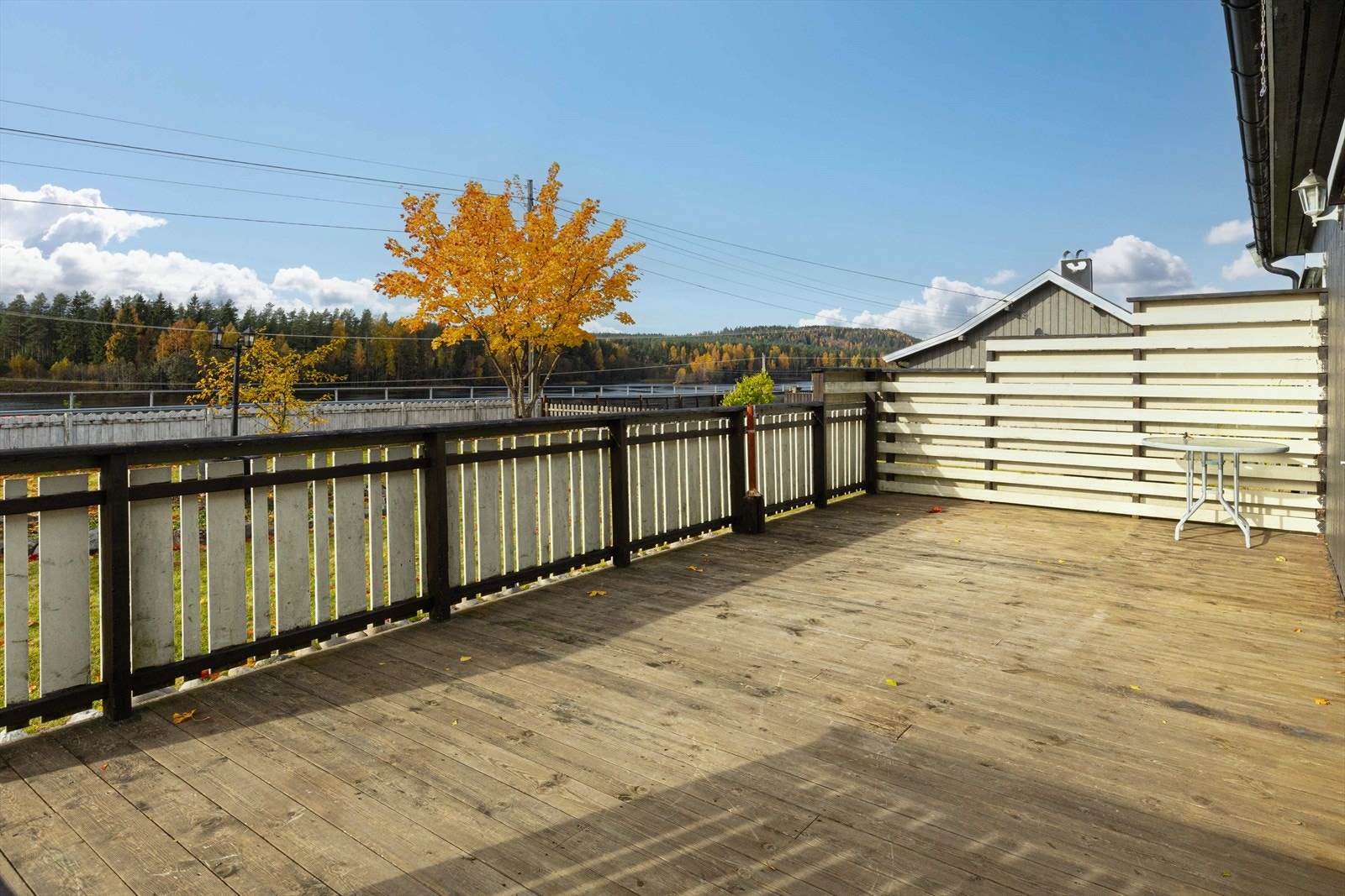 Terrassen med utsyn mot nordvest med Glomma i bakgrunnen. Galleribilde