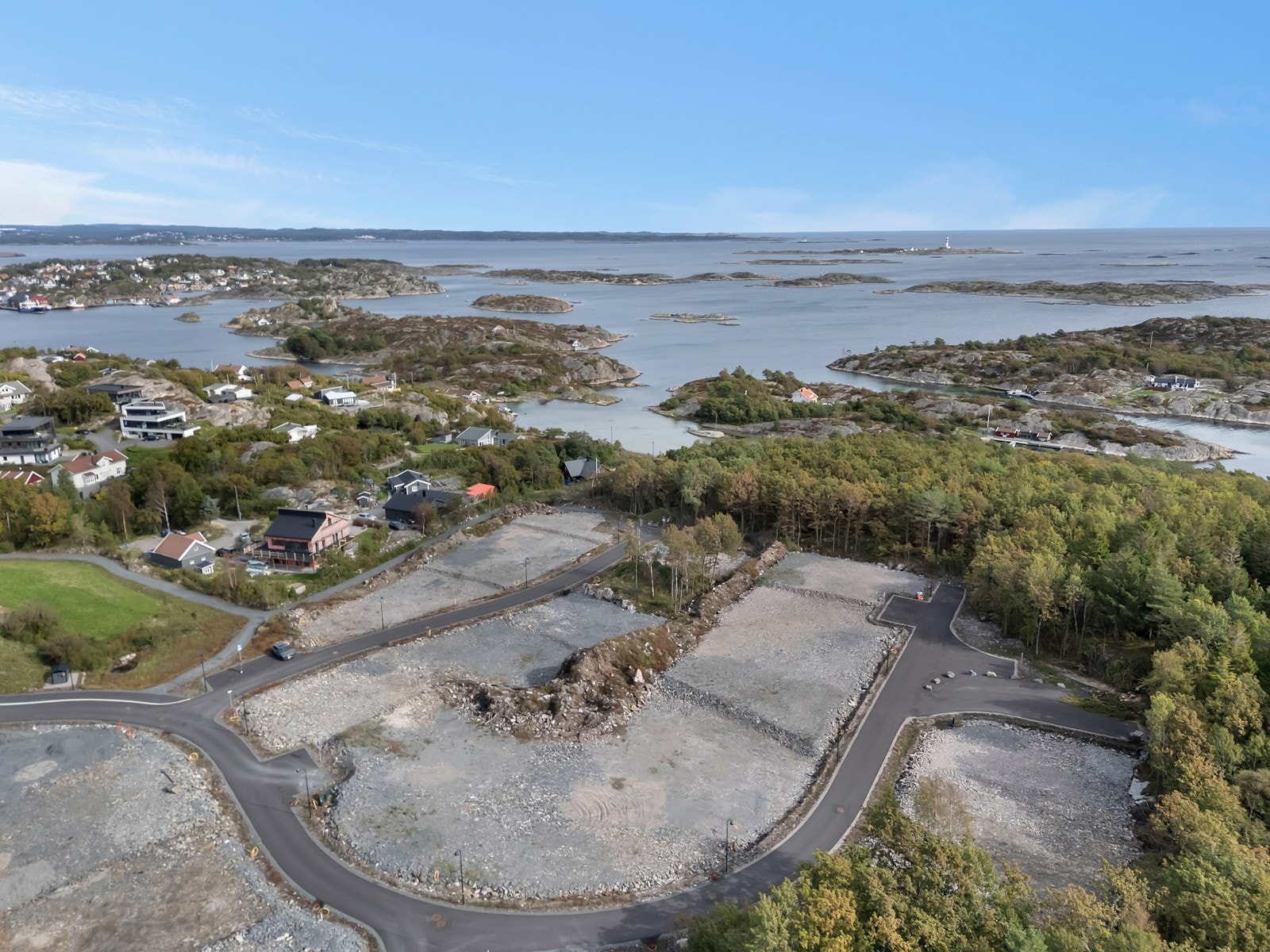 Fra område er det laget en natursti ned til koselige Skyllevika hvor man kan nyte varme sommerdager Galleribilde