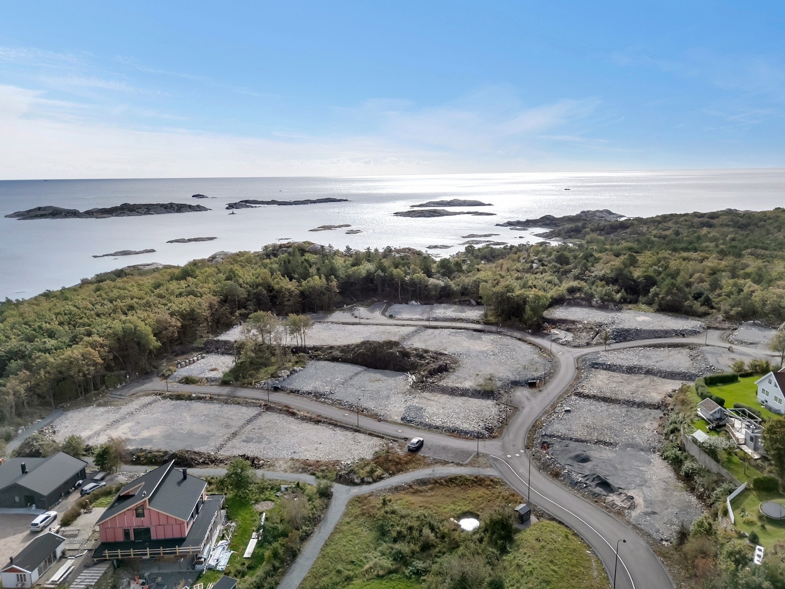 Tomtene ligger i et lunt og solfylt område Galleribilde