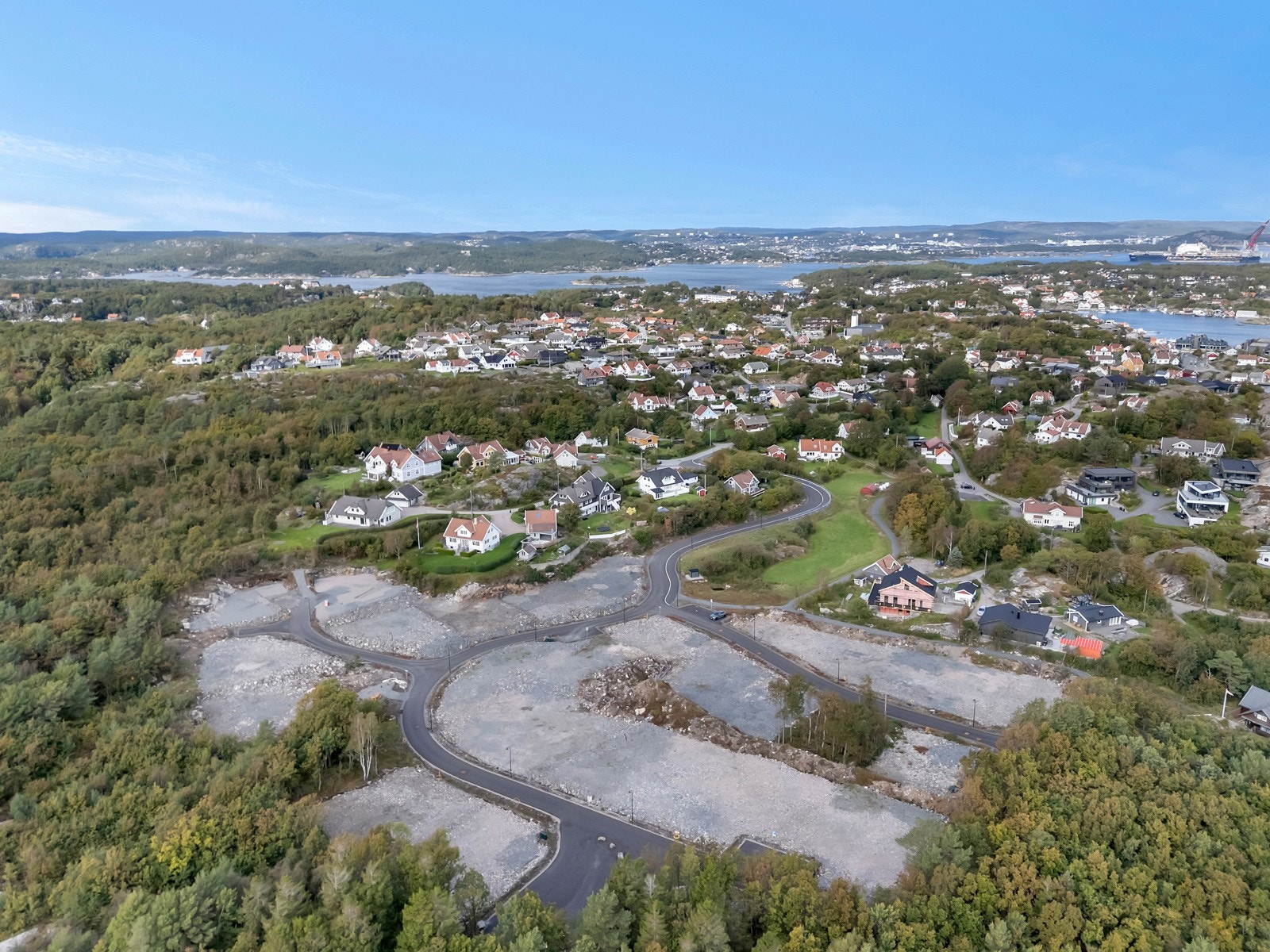 Område ligger sentralt på Flekkerøya kun 900 meter fra rundkjøringen med bussholdeplass, dagligvarebutikk og kirken Galleribilde