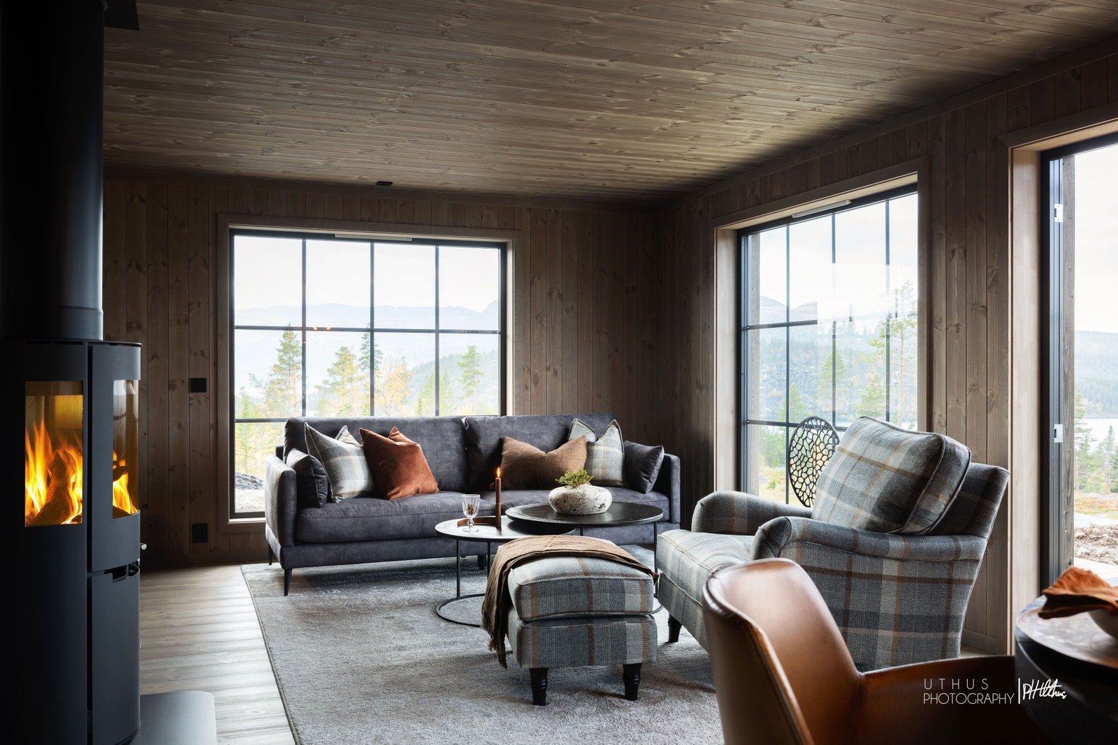 De store vindusflatene gjør oppholdsrommet lyst og luftig Galleribilde