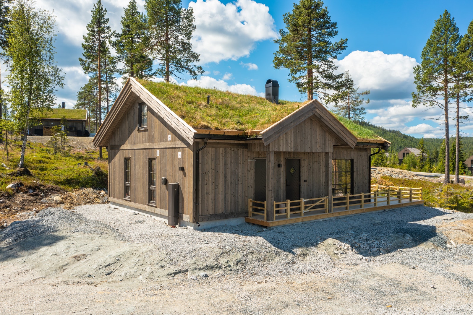 Gjerdet rundt terrassene på hytten som er avbildet er ikke en del av standardleveranse Galleribilde