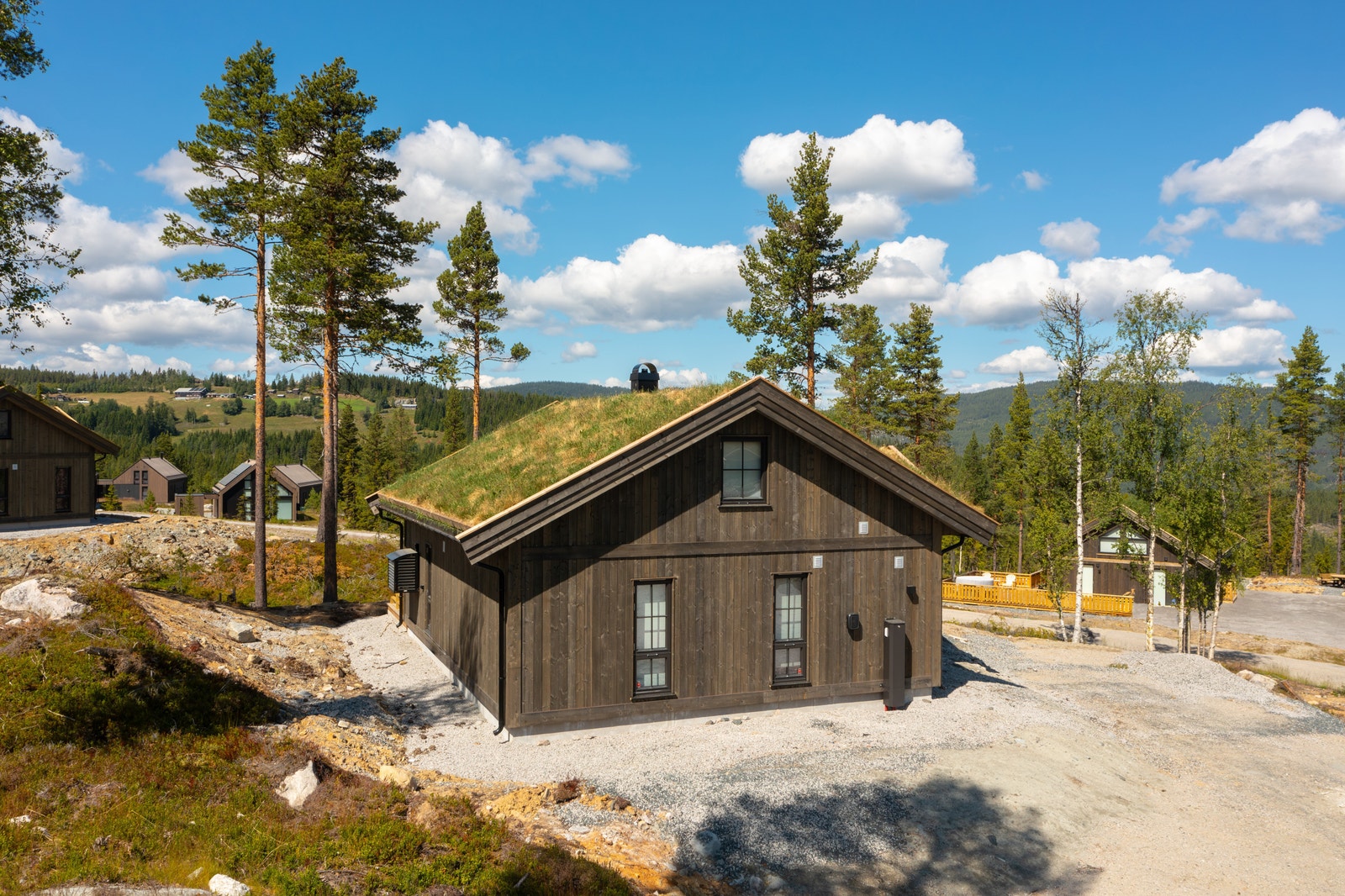 Hytten er meget innholdsrik, men oppleves likevel stor og luftig Galleribilde