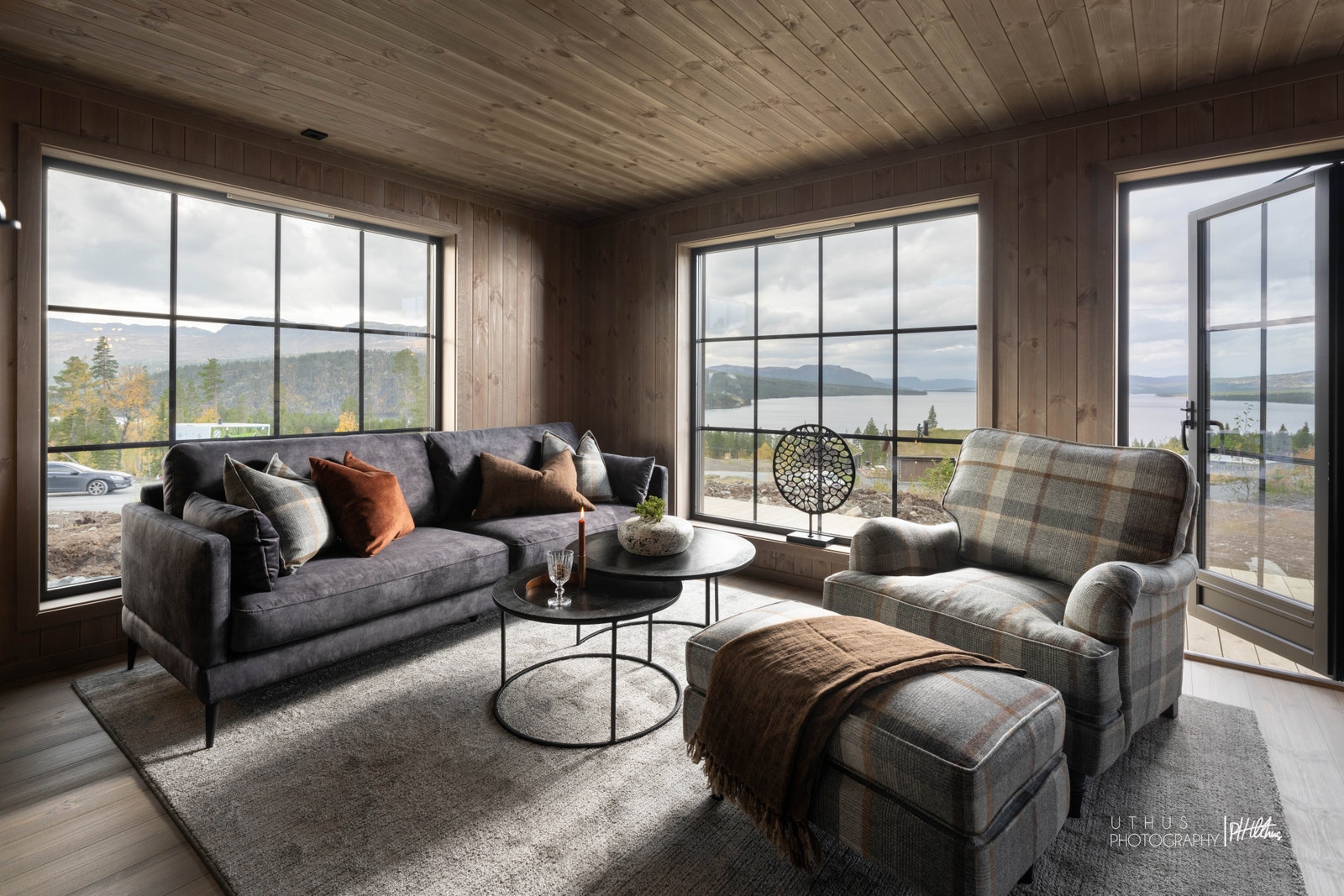 I oppholdsrommet er det god plass til både sofagruppe og spisestue Galleribilde