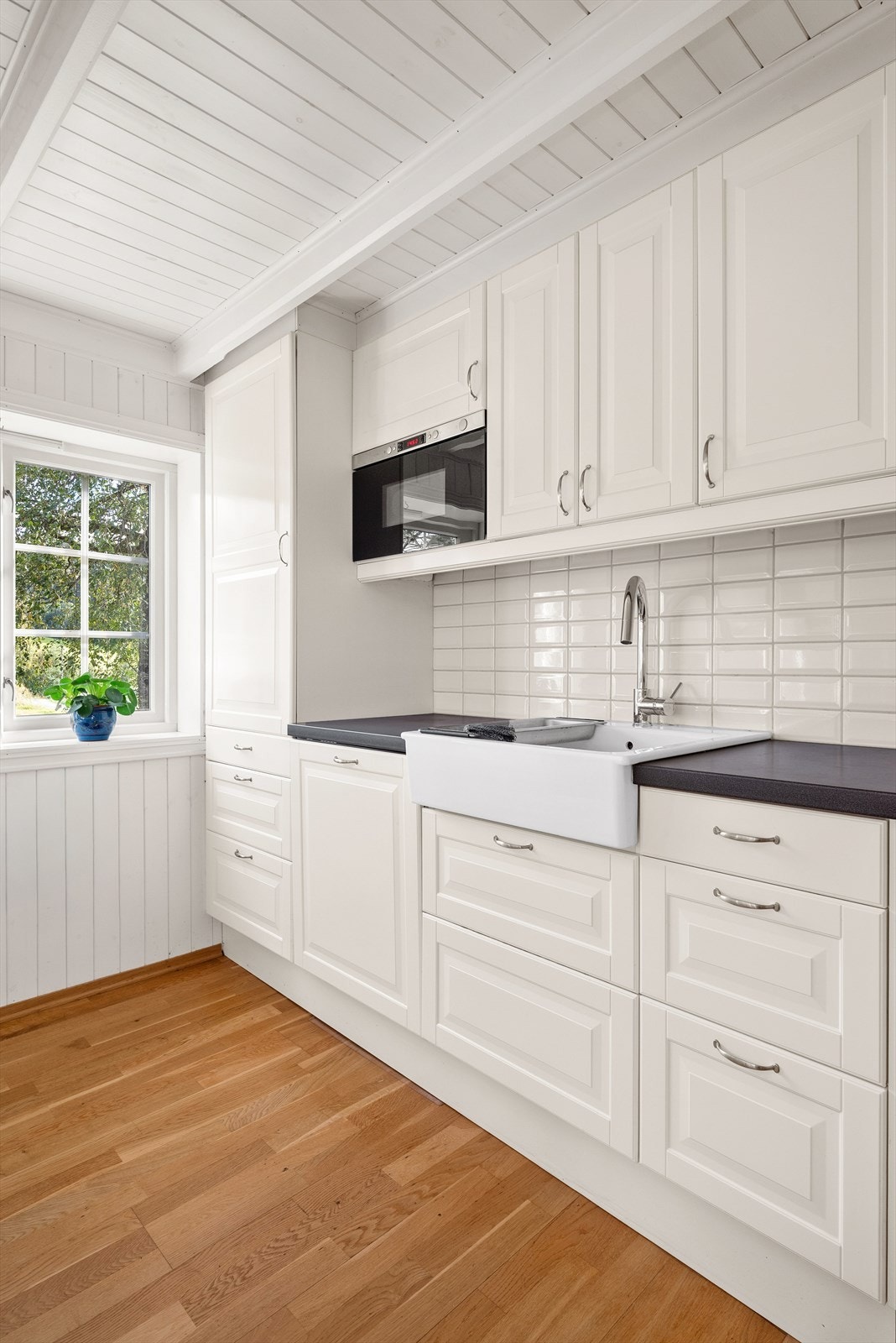 Moderne stil og rikelig med skap og benkeplass! Galleribilde