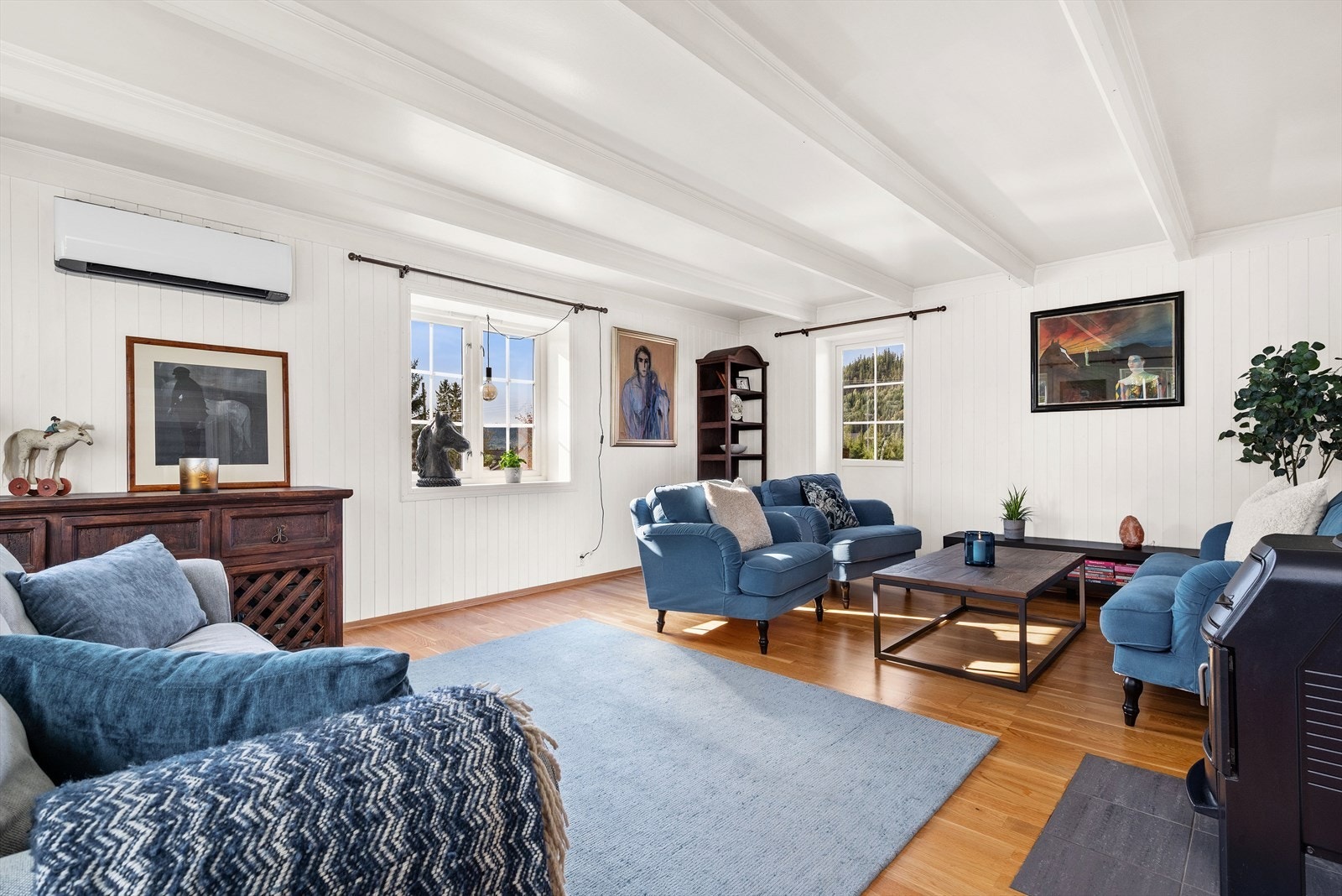 Boligen har en moderne gjennomførelse med påbygg fra 2011! Galleribilde