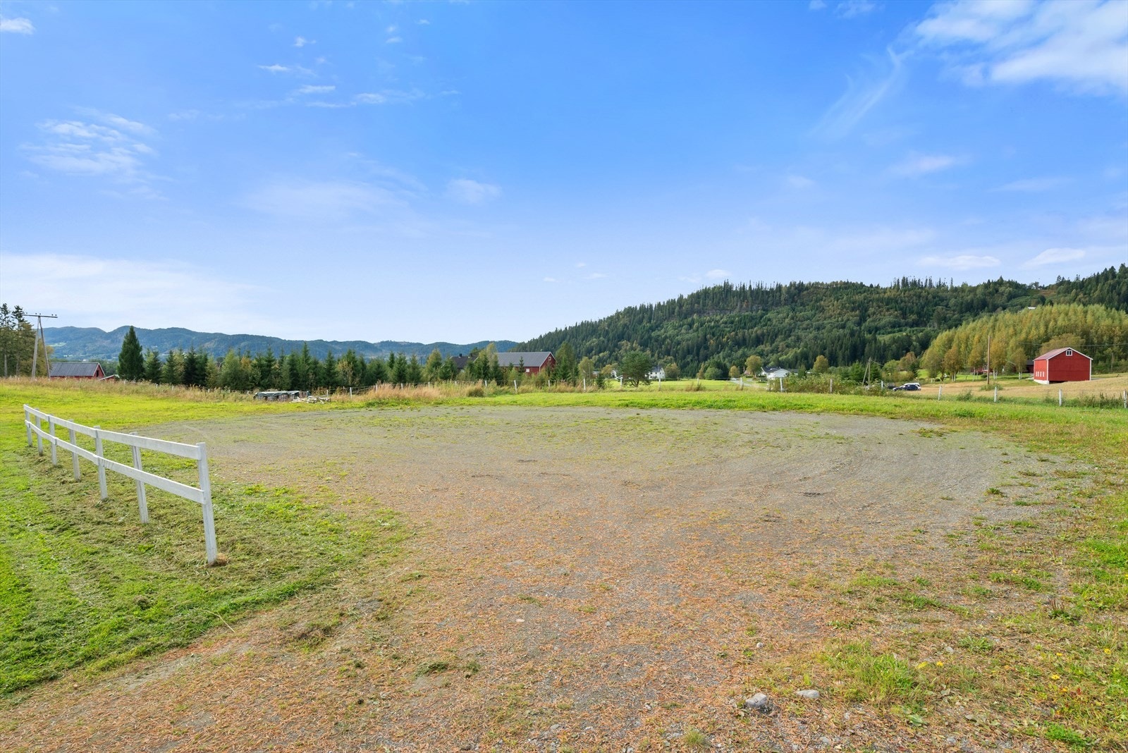 Det medfølger hele 3 teiger. En hovedteig på tunet med ca 20 mål dyrkamark. Og 2 skogteiger med ca totalt 55mål skog Galleribilde