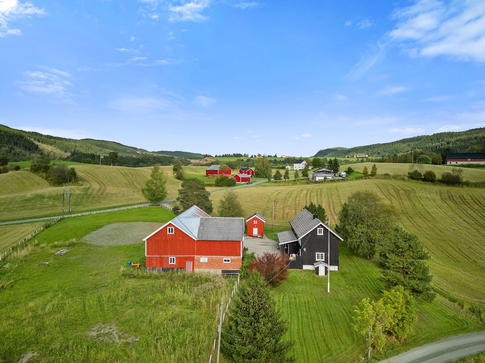 Her har du en unik mulighet til å sikre deg en landbrukseiendom med god plass til ulike hobbyer og masse muligheter Galleribilde