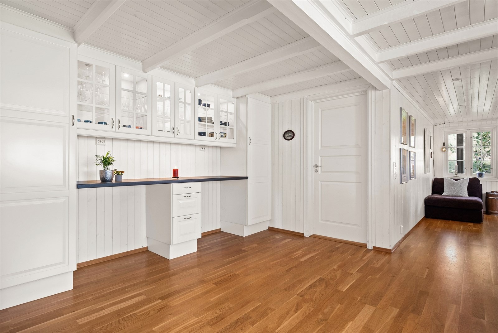 Innredning med mekanisk avtrekksvifte over stekesonen. Det er integrert platetopp, stekovn, oppvaskmaskin og kjøleskap Galleribilde