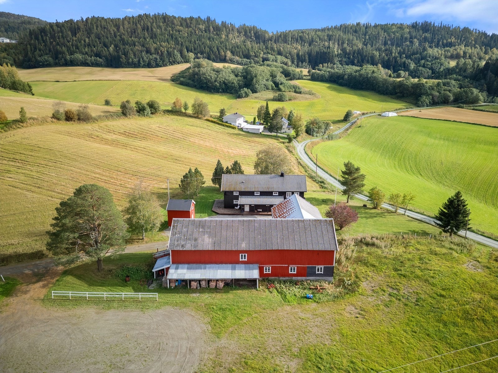 Her får man en meget flott landbrukseiendom med stor låve, flott vedlikeholdt stabbur og en meget innholdsrik og moderne enebolig Galleribilde