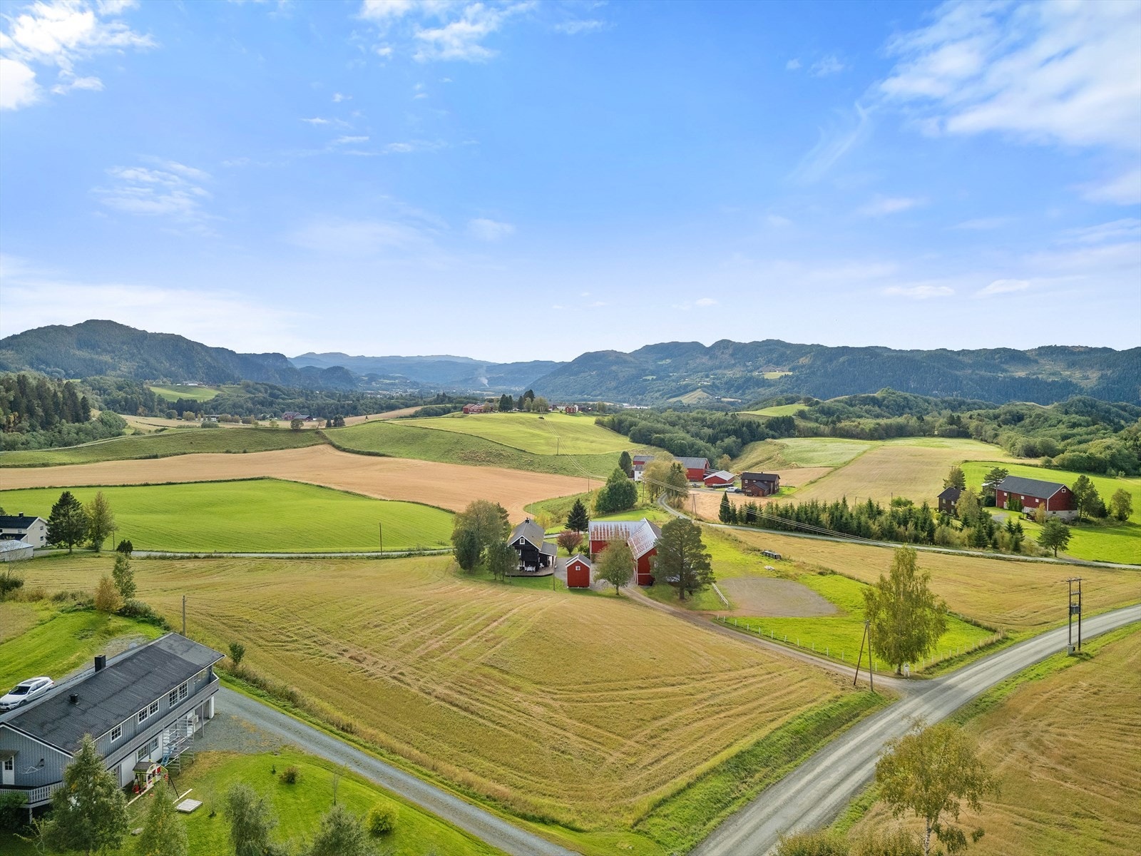 Det medfølger hele 3 teiger. En hovedteig på tunet med ca 20 mål dyrkamark. Og 2 skogteiger med ca totalt 55mål skog. Resten av eiendom er utmark Galleribilde