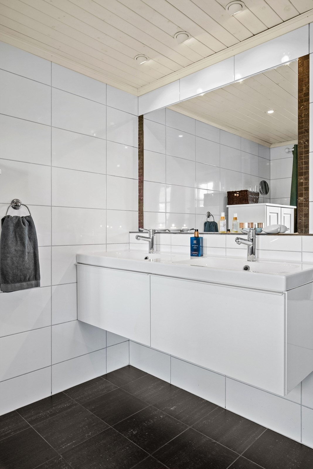 Utstyrt med servantskap, mekanisk avtrekk, dusjnisje og boblekar Galleribilde