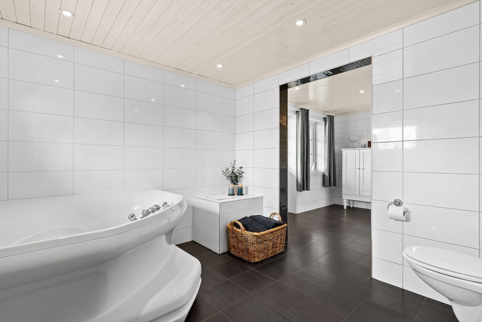 Innerst i 2. etasje finner vi et bad på hele 16.5 kvm! Galleribilde