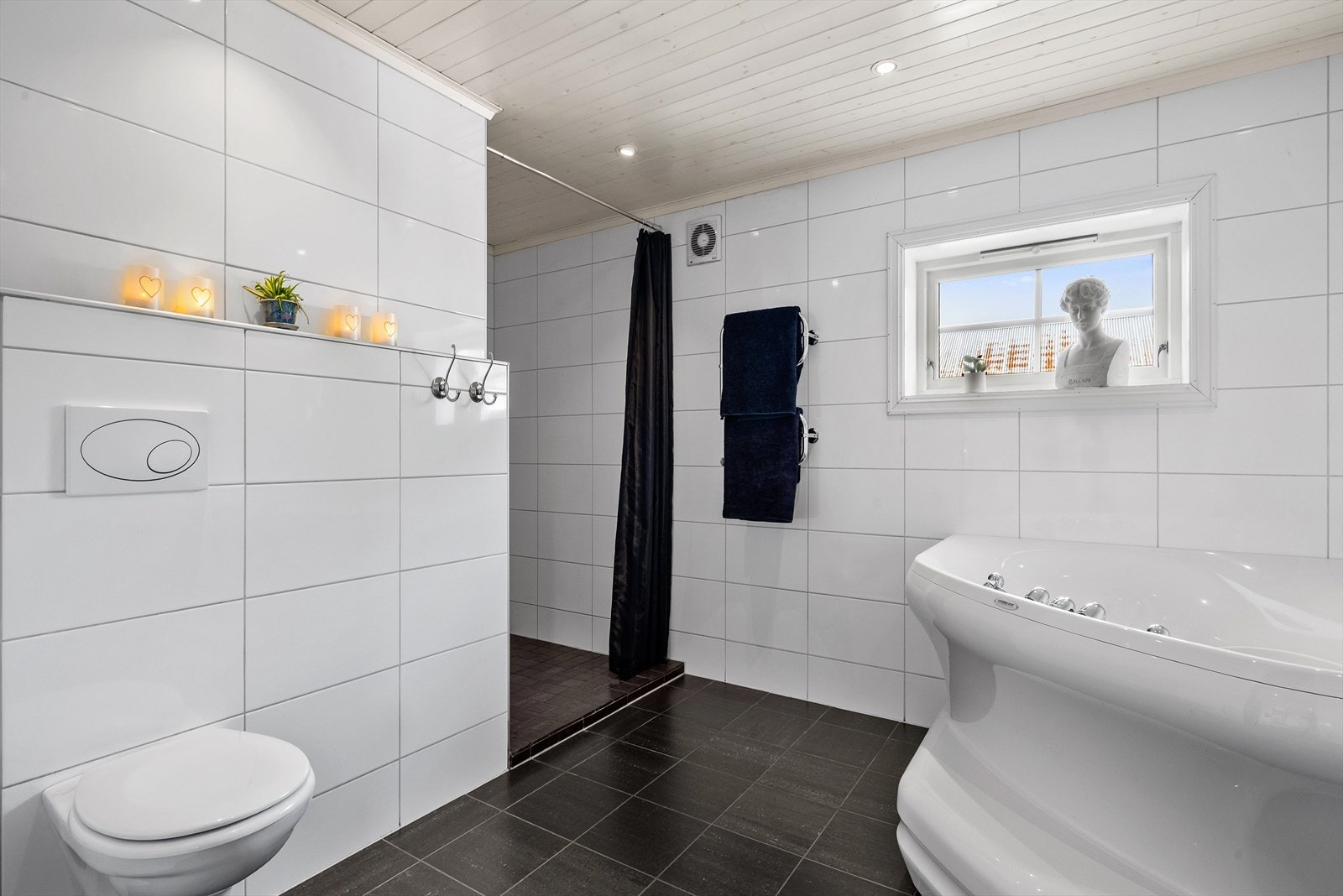 Moderne bad med både dusjhjørne og boblekar Galleribilde