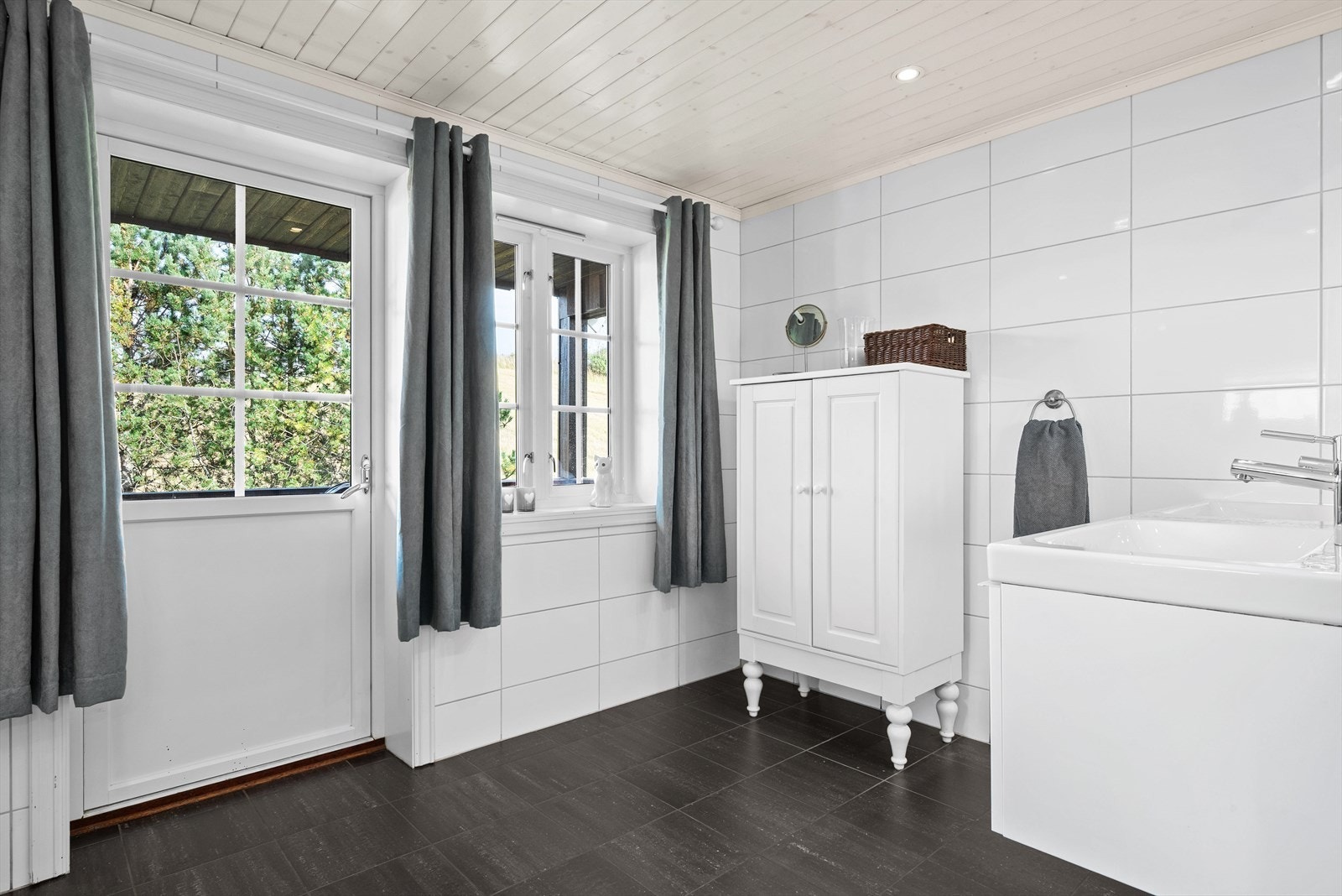 Fra bad er det utgang til balkong Galleribilde