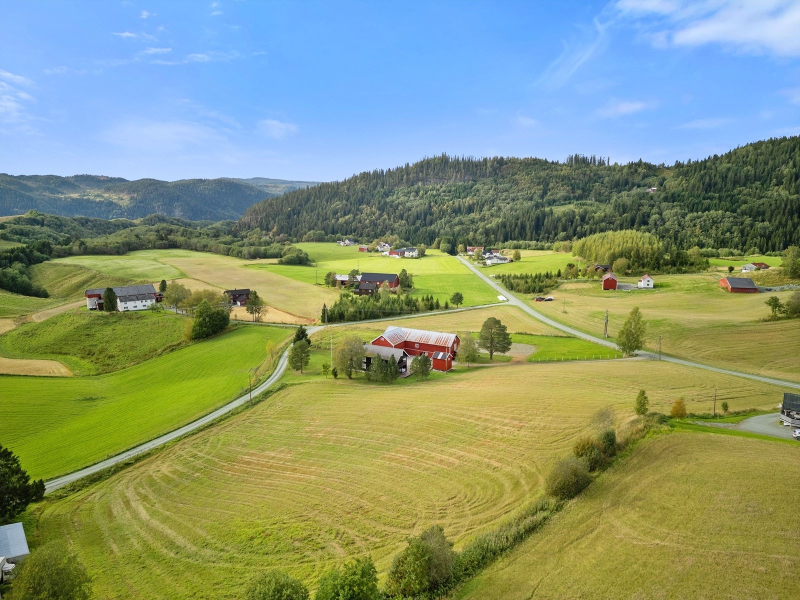 Eiendommen ligger på Langlandsvegen, ca. 2,5 km fra Ler sentrum. Området byr på flott terreng med gode turmuligheter, skiløyper og fiskevann Galleribilde