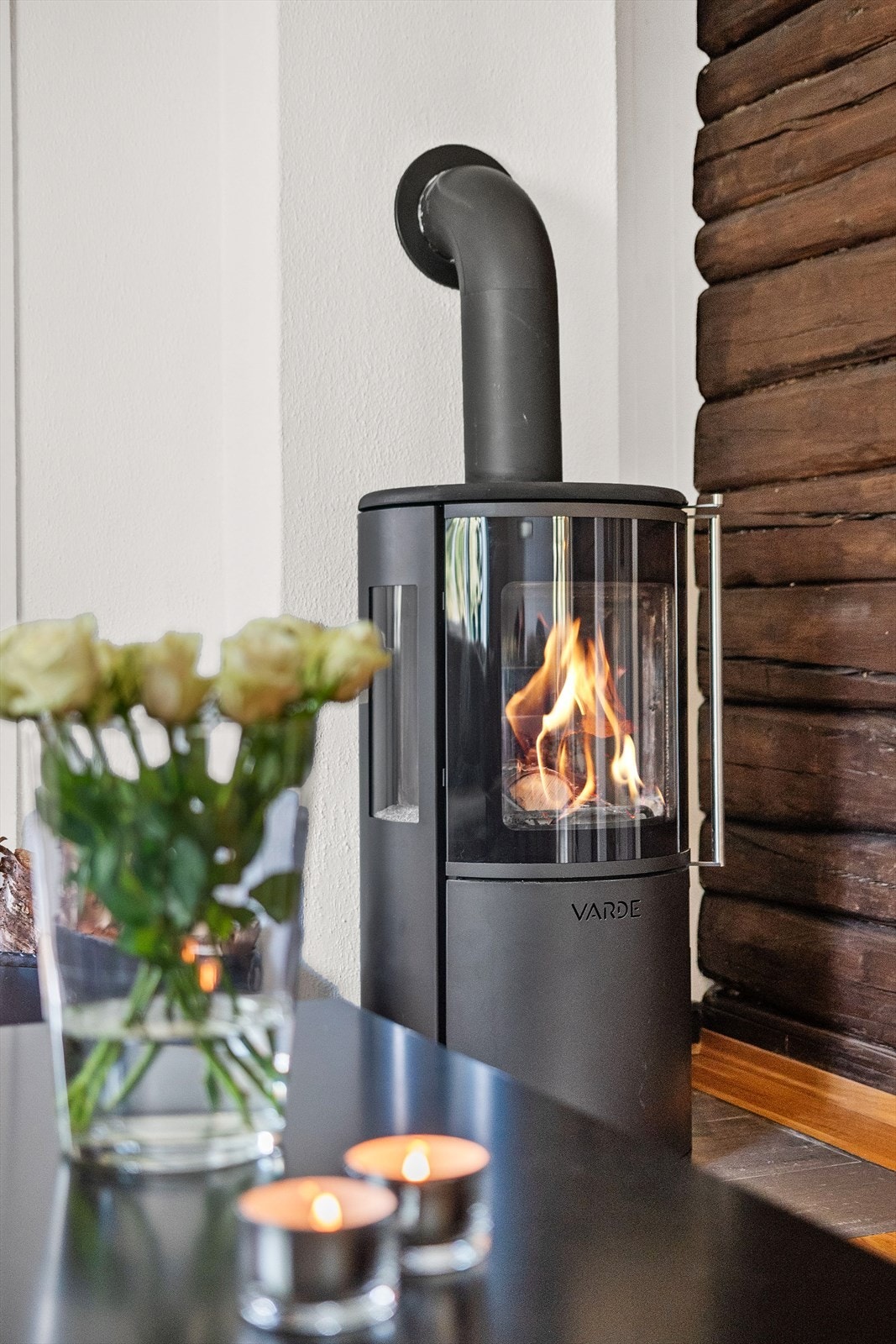 Vedfyring som en av oppvarmingskildene Galleribilde