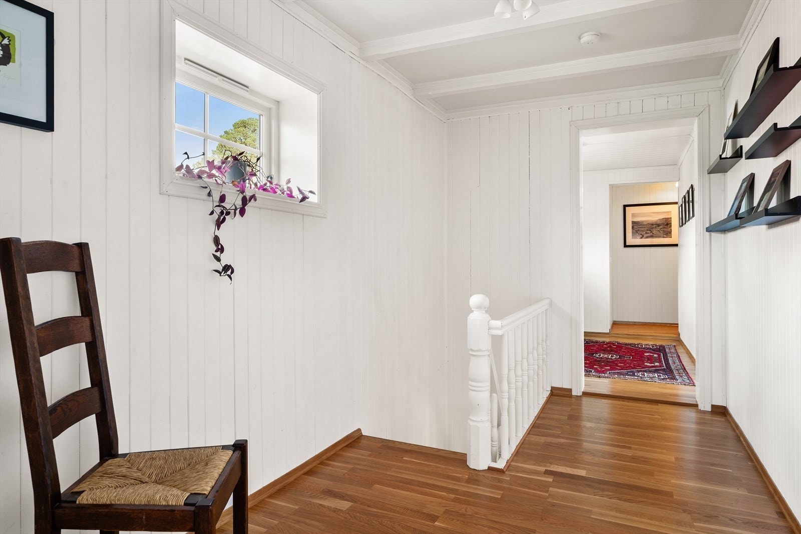 Beveger vi oss opp i 2. etasje finner vi en romslig gang, 3 soverom, kontor og et meget romslig bad! Galleribilde