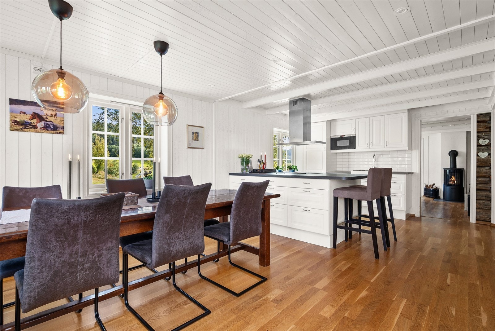 Det er god plass til ei romslig spisestue ved kjøkken Galleribilde