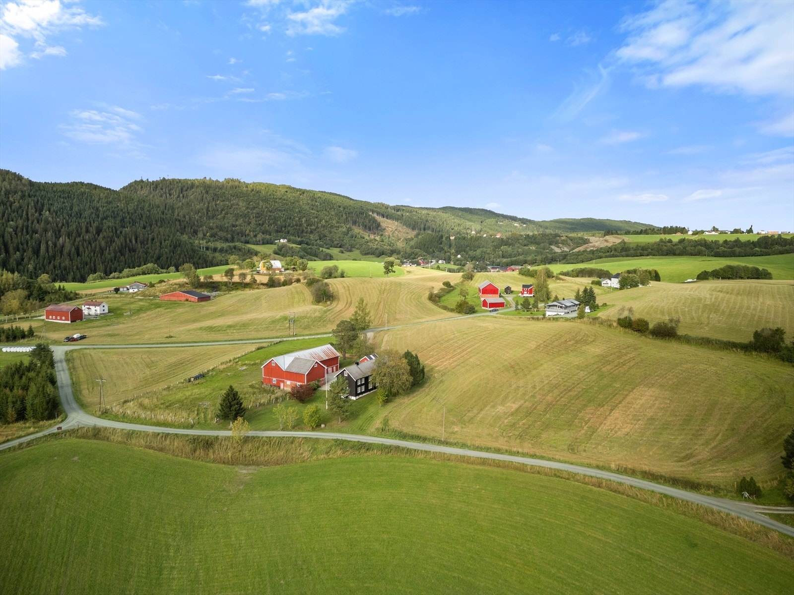 Eiendommen har en meget flott og idyllisk beliggenhetet i et landlig og skjermet område i nærhet til Ler sentrum - Velkommen på visning! Galleribilde