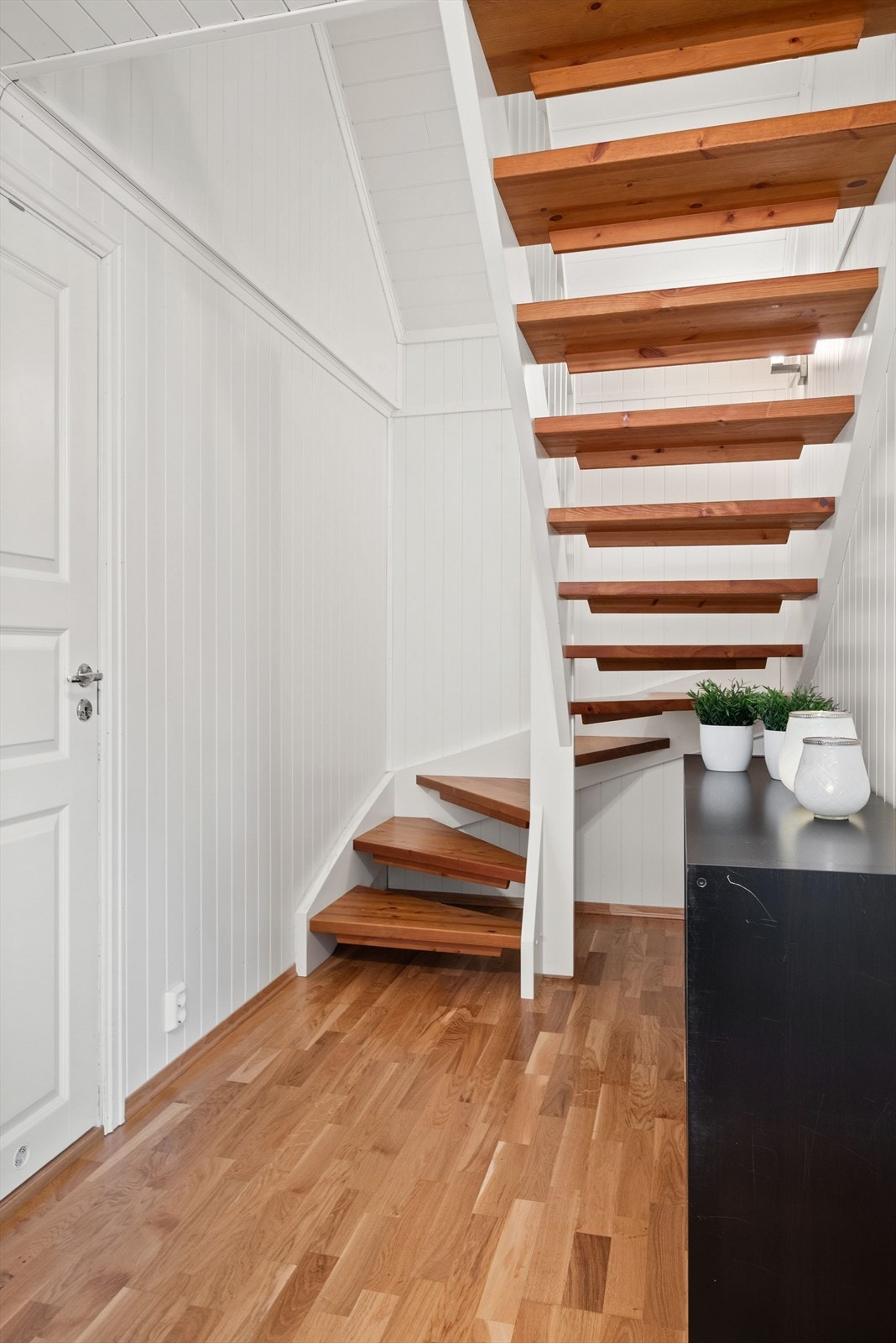 Beveger vi oss opp enda en trapp finner vi et loft med rikelig med lagringsplass samt et soverom Galleribilde